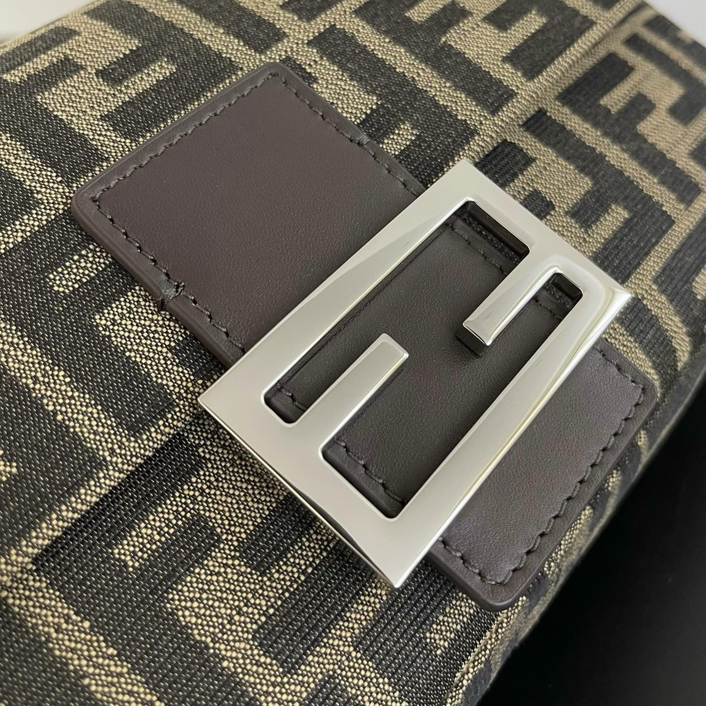 펜디 펜디 미디움 바게뜨 FF 3D 엠보스드 레플리카 5번 이미지 - Bag | 세미샵 레플리카 사이트