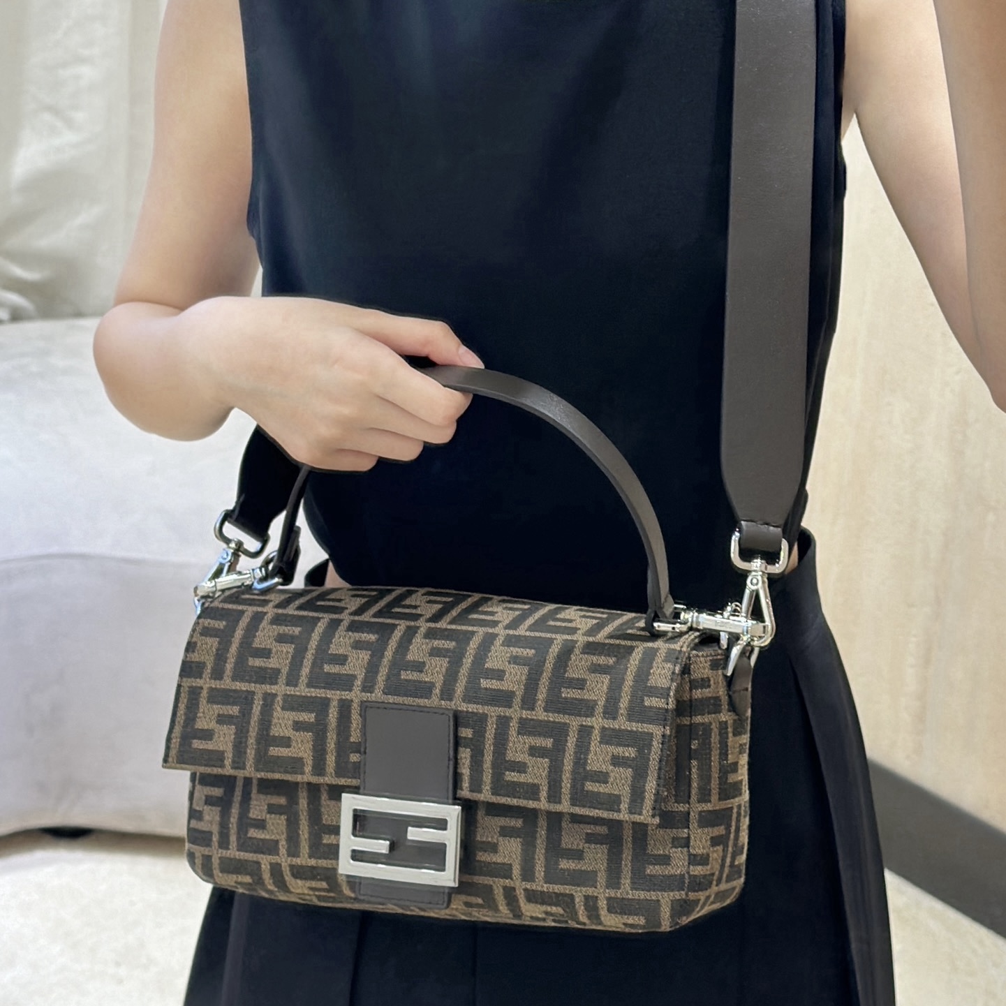 펜디 펜디 미디움 바게뜨 FF 3D 엠보스드 레플리카 8번 이미지 - Bag | 세미샵 레플리카 사이트