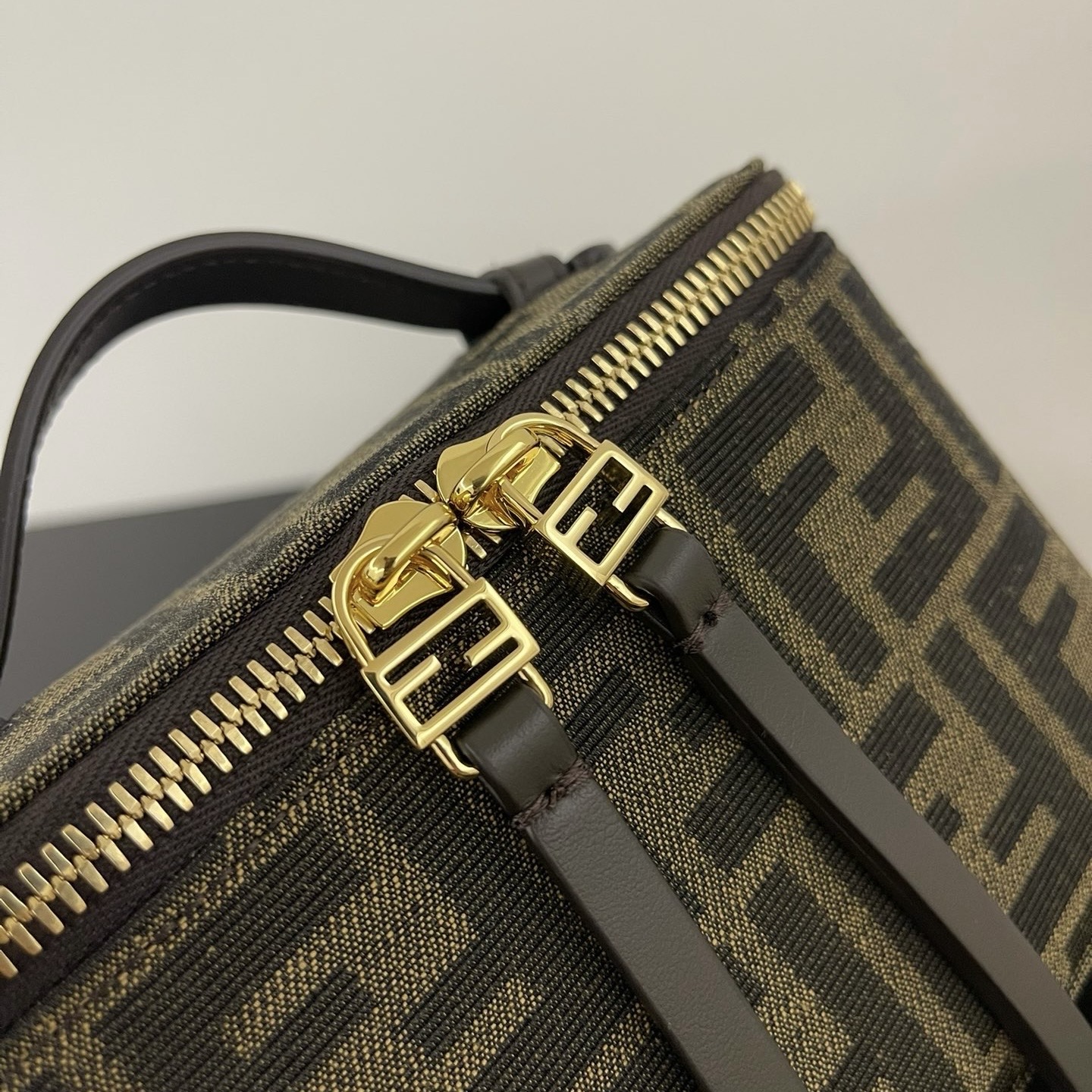 펜디 펜디 스몰 FF 베니티 케이스 레플리카 5번 이미지 - Bag | 세미샵 레플리카 사이트