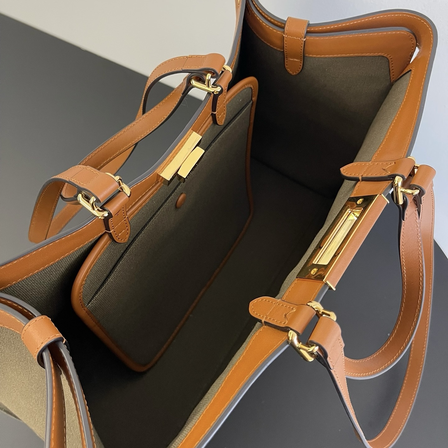 펜디 펜디 피카부 X토트 FF 카키 캔버스 레플리카 6번 이미지 - Bag | 세미샵 레플리카 사이트