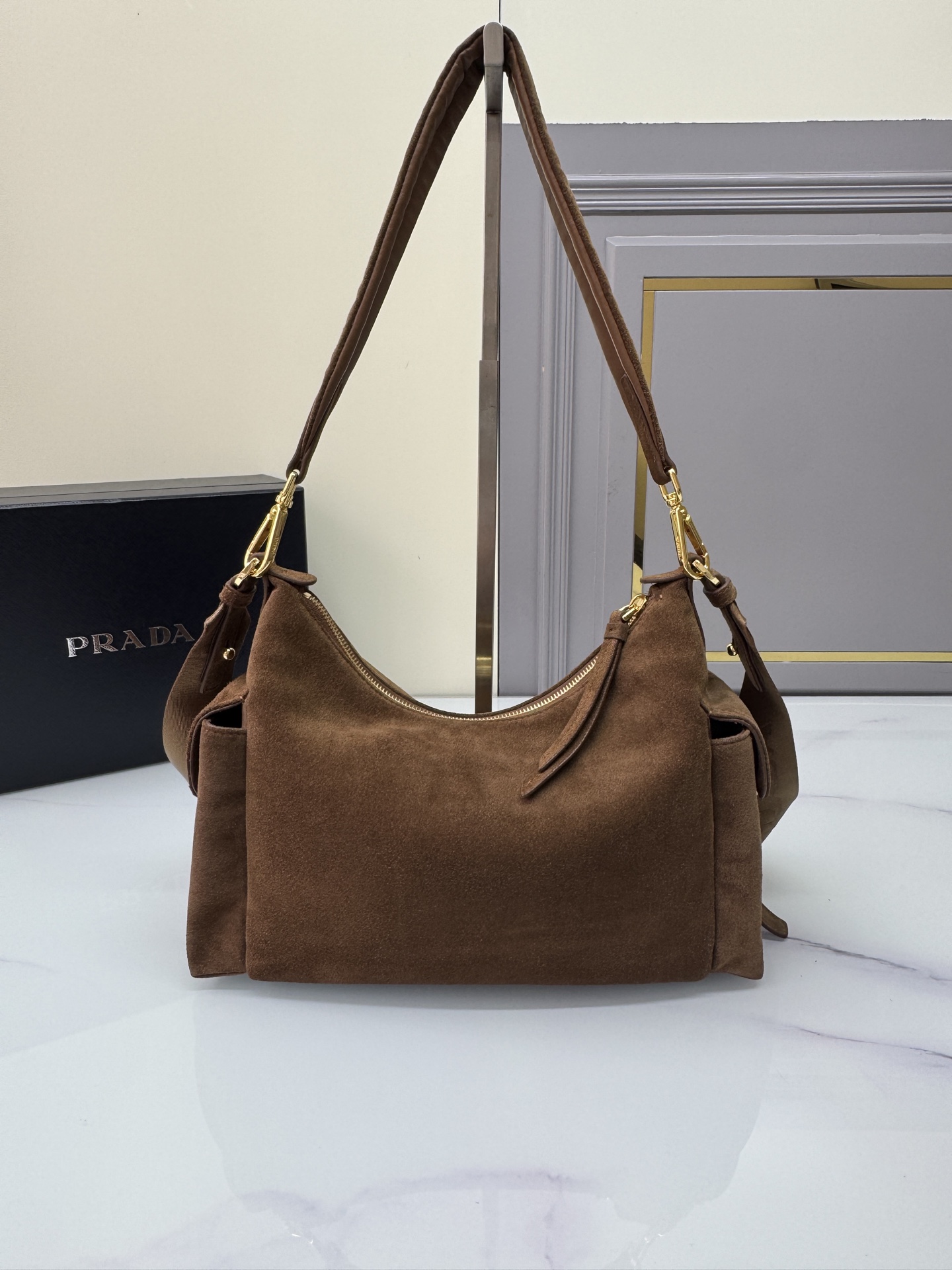 프라다 프라다 라지 스웨이드 숄더백 레플리카 2번 이미지 - Bag | 세미샵 레플리카 사이트