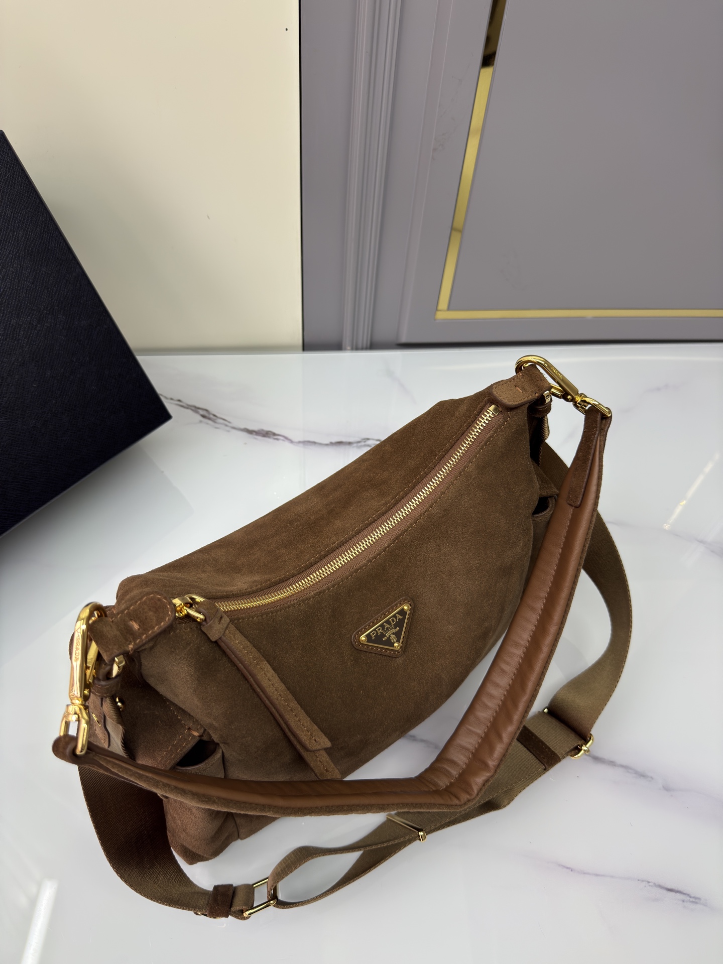 프라다 프라다 라지 스웨이드 숄더백 레플리카 5번 이미지 - Bag | 세미샵 레플리카 사이트