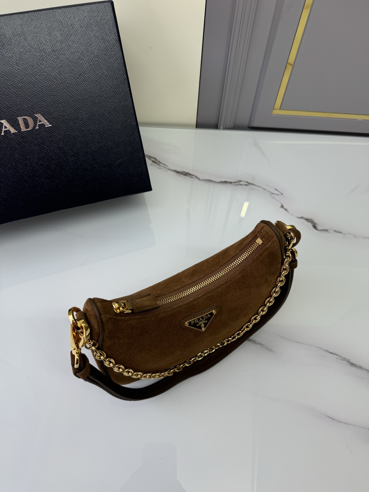 프라다 프라다 리에디션 2005 스웨이드 숄더백 레플리카 5번 이미지 - Bag | 세미샵 레플리카 사이트