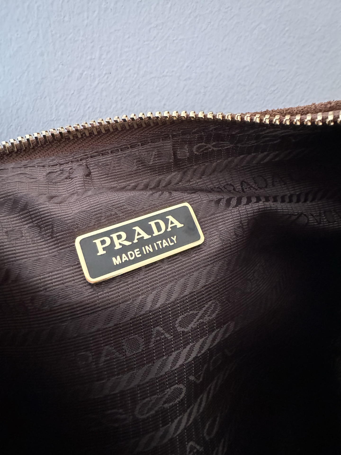 프라다 프라다 리에디션 2005 스웨이드 숄더백 레플리카 8번 이미지 - Bag | 세미샵 레플리카 사이트