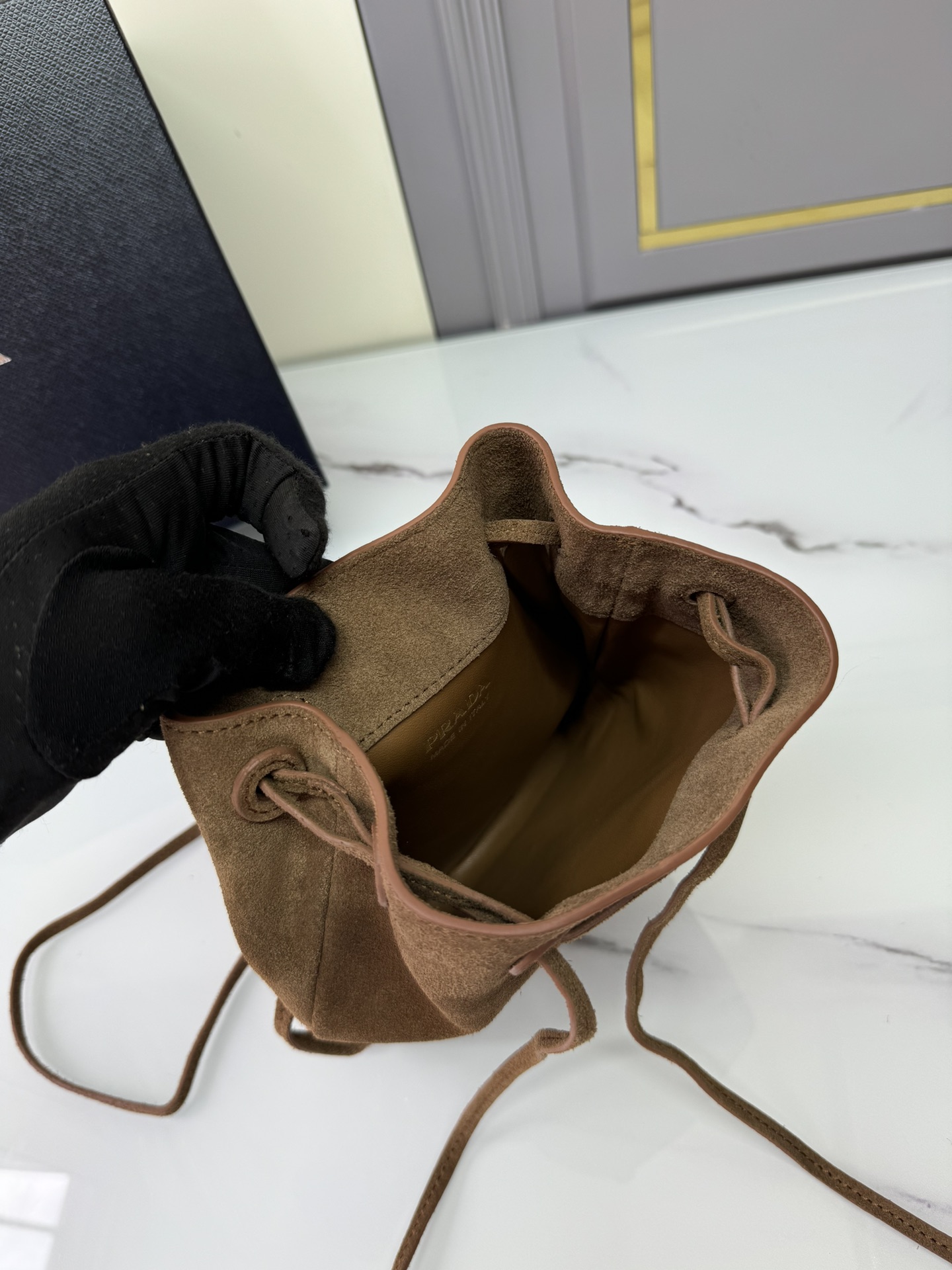 프라다 프라다 미니 스웨이드 숄더백 레플리카 6번 이미지 - Bag | 세미샵 레플리카 사이트