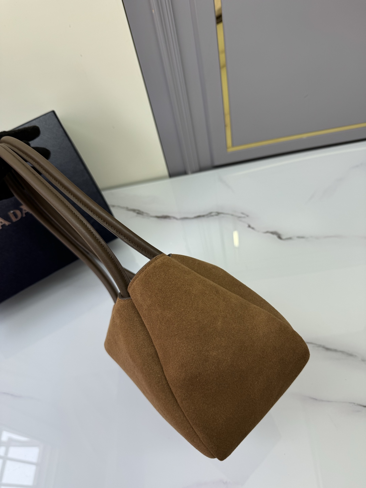 프라다 프라다 미디움 스웨이드 탑 핸들 레플리카 3번 이미지 - Bag | 세미샵 레플리카 사이트