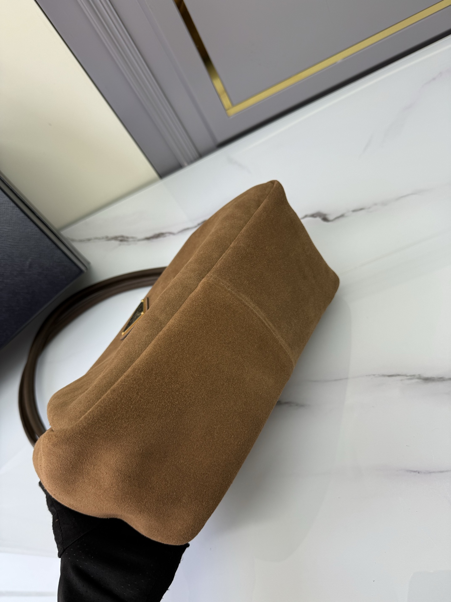 프라다 프라다 미디움 스웨이드 탑 핸들 레플리카 4번 이미지 - Bag | 세미샵 레플리카 사이트