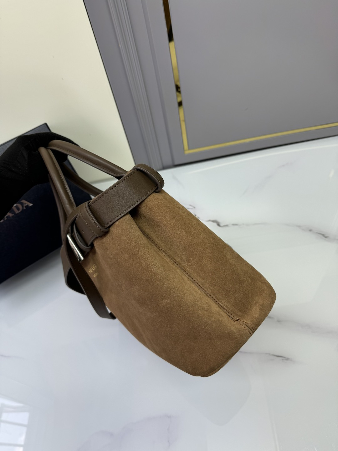 프라다 프라다 미디움 스웨이드 탑 핸들 숄더백 레플리카 3번 이미지 - Bag | 세미샵 레플리카 사이트