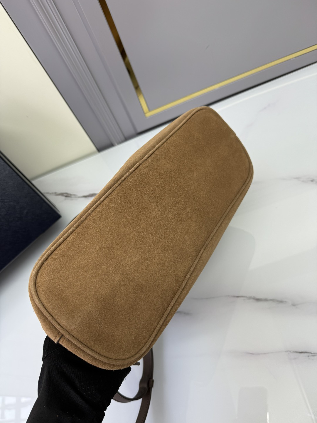 프라다 프라다 미디움 스웨이드 탑 핸들 숄더백 레플리카 4번 이미지 - Bag | 세미샵 레플리카 사이트