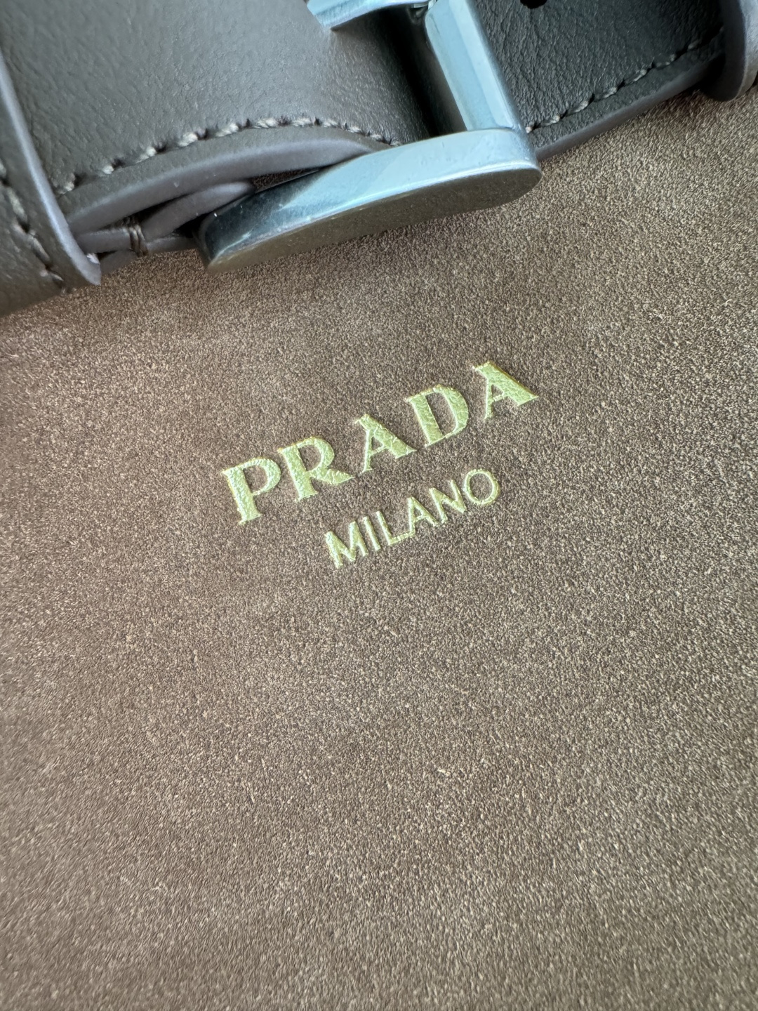 프라다 프라다 미디움 스웨이드 탑 핸들 숄더백 레플리카 5번 이미지 - Bag | 세미샵 레플리카 사이트