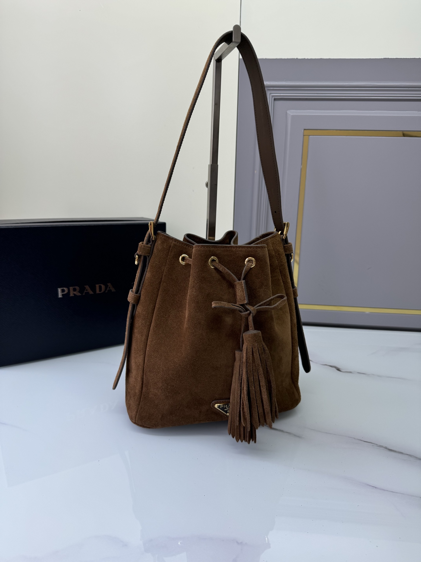 프라다 프라다 스웨이드 버킷백 레플리카 3번 이미지 - Bag | 세미샵 레플리카 사이트