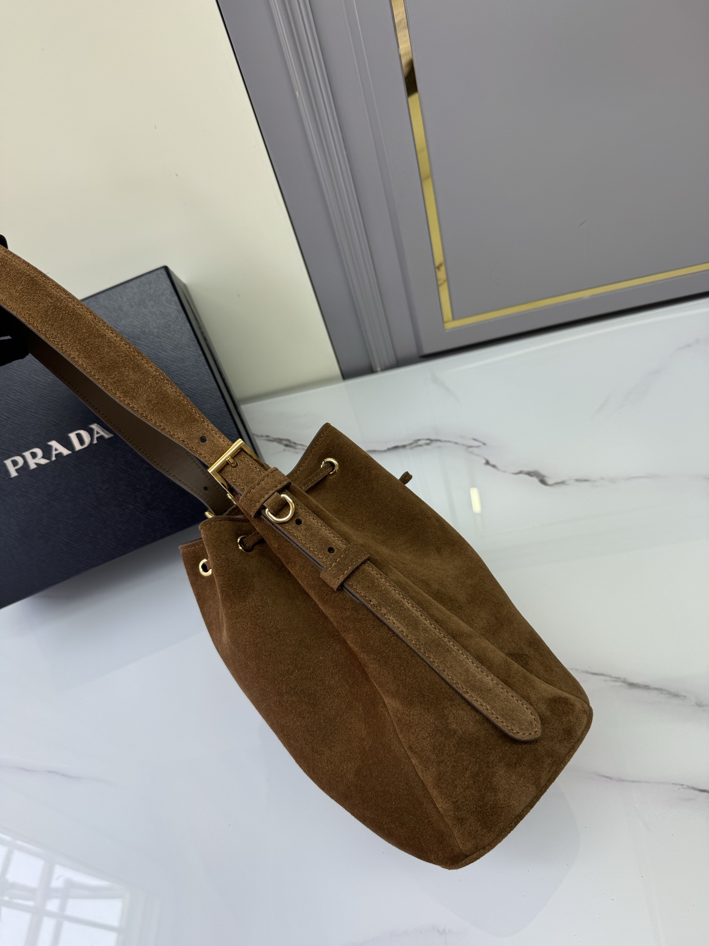 프라다 프라다 스웨이드 버킷백 레플리카 4번 이미지 - Bag | 세미샵 레플리카 사이트