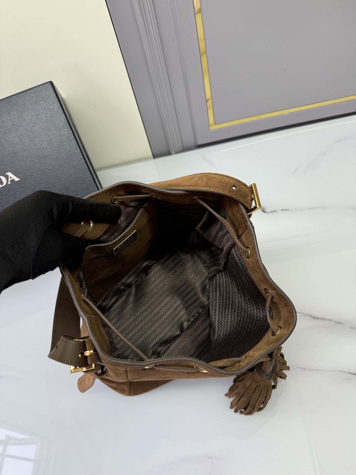 프라다 프라다 스웨이드 버킷백 레플리카 7번 이미지 - Bag | 세미샵 레플리카 사이트