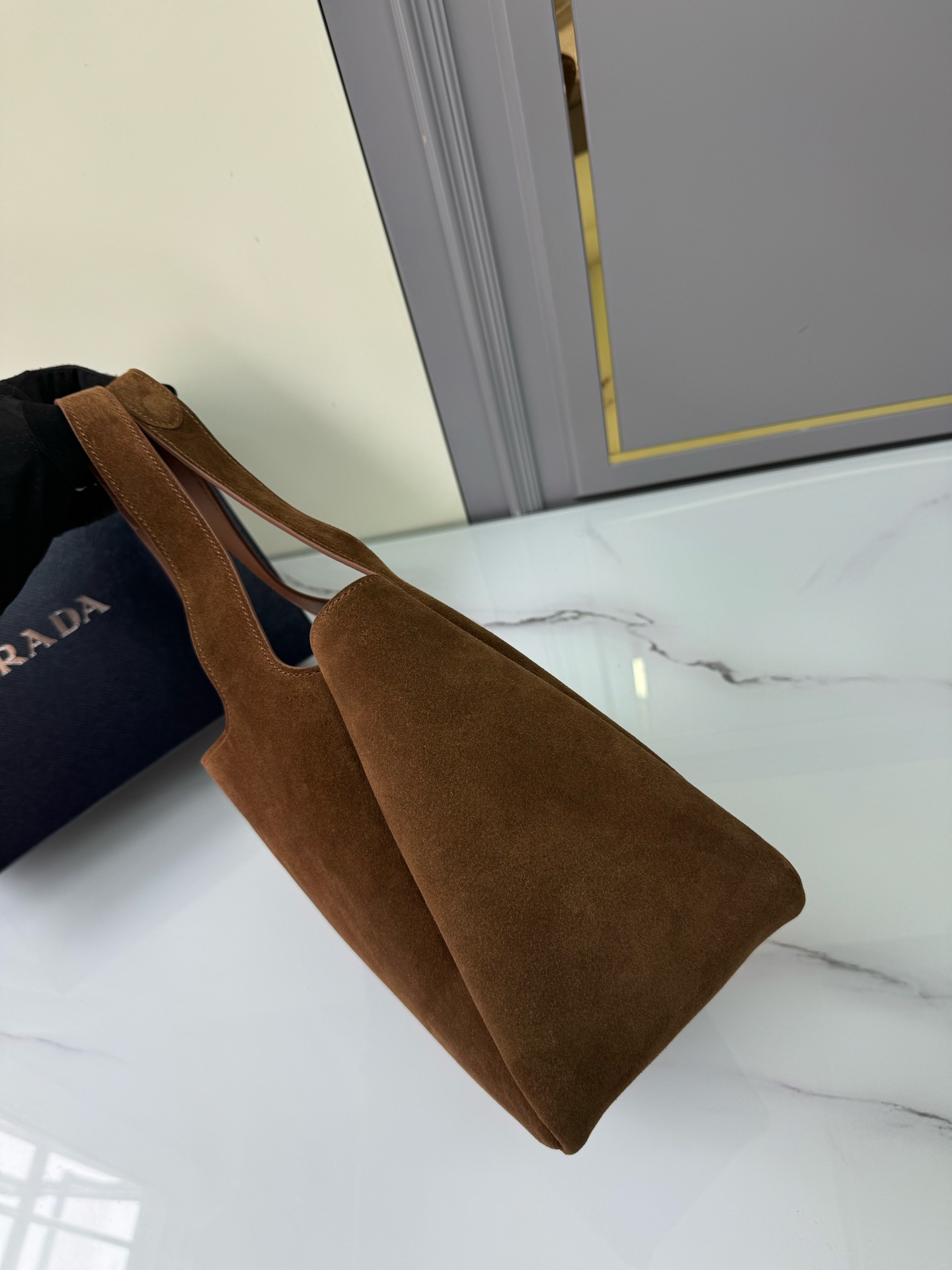 프라다 프라다 스웨이드 토트백 레플리카 3번 이미지 - Bag | 세미샵 레플리카 사이트