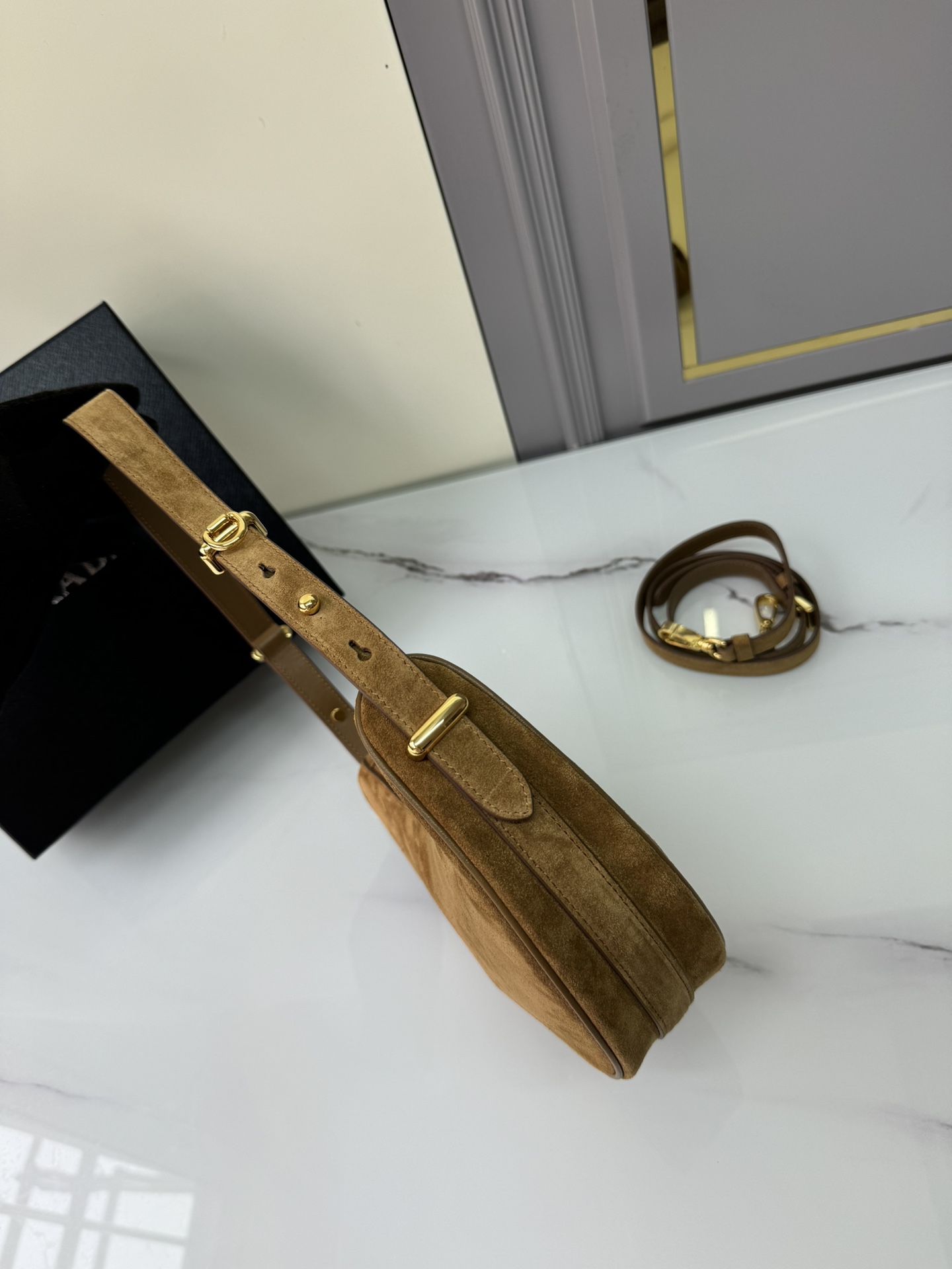 프라다 프라다 알퀘 하프문 스웨이드 호보백 레플리카 3번 이미지 - Bag | 세미샵 레플리카 사이트