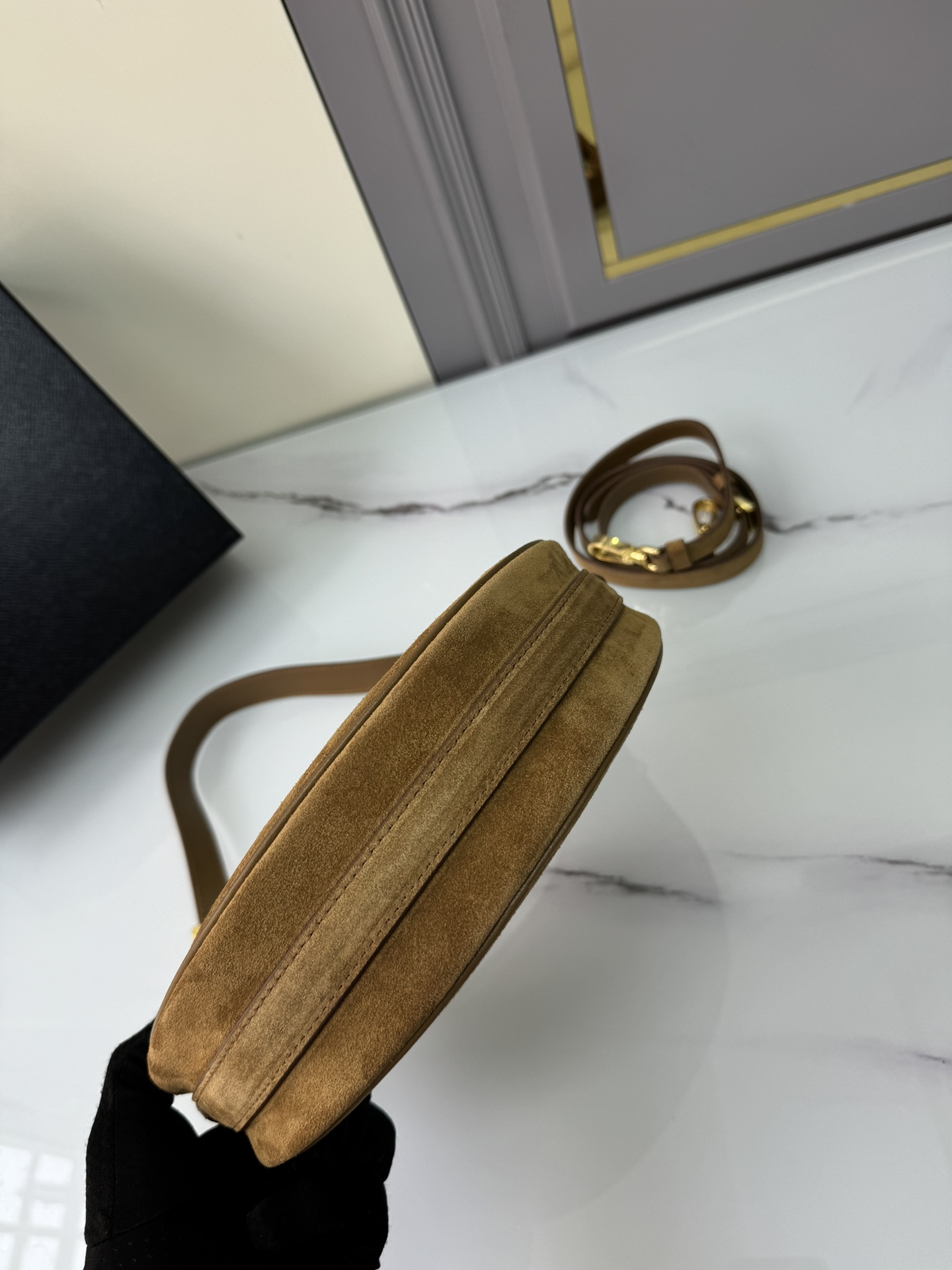 프라다 프라다 알퀘 하프문 스웨이드 호보백 레플리카 4번 이미지 - Bag | 세미샵 레플리카 사이트