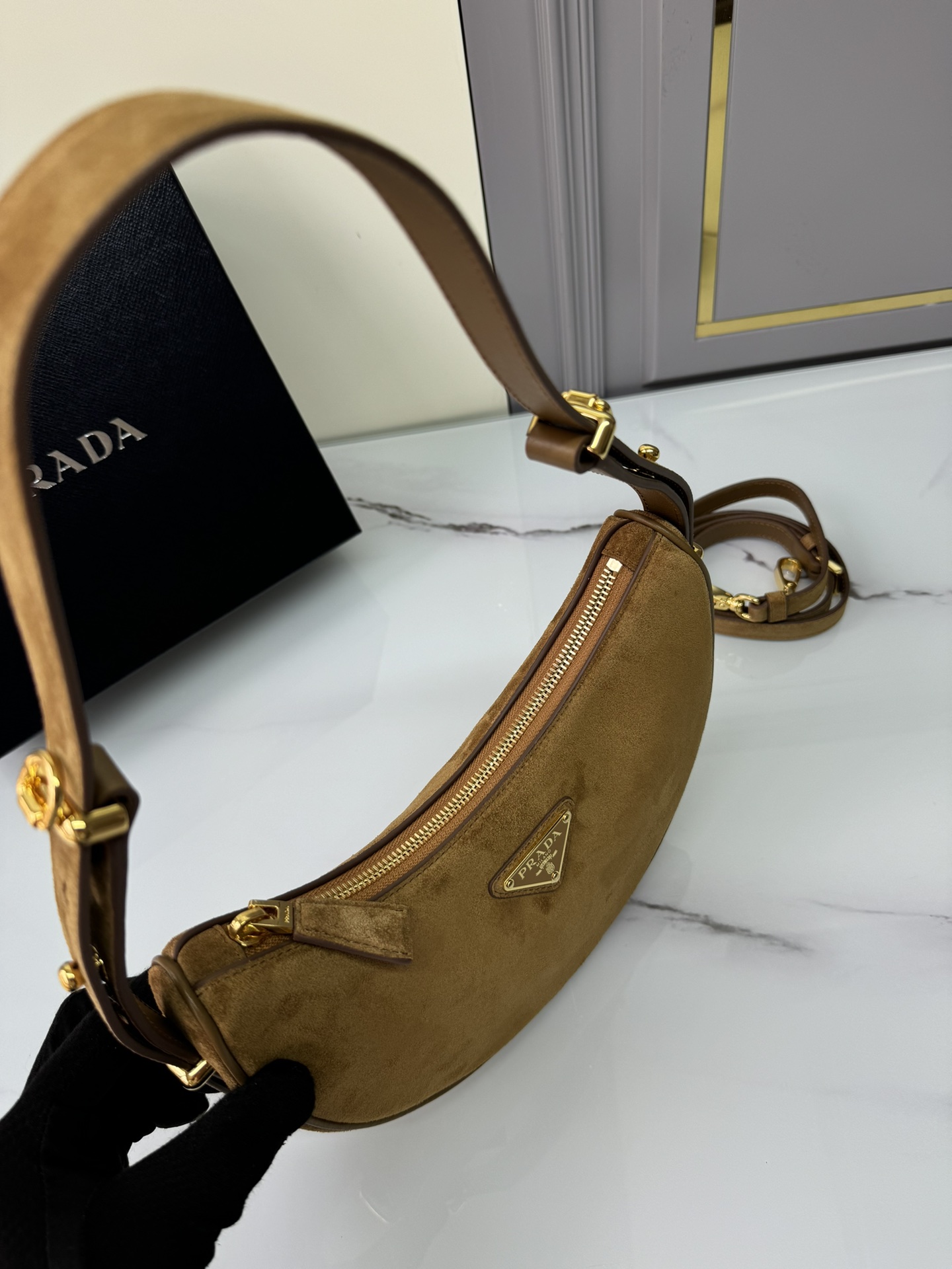 프라다 프라다 알퀘 하프문 스웨이드 호보백 레플리카 5번 이미지 - Bag | 세미샵 레플리카 사이트