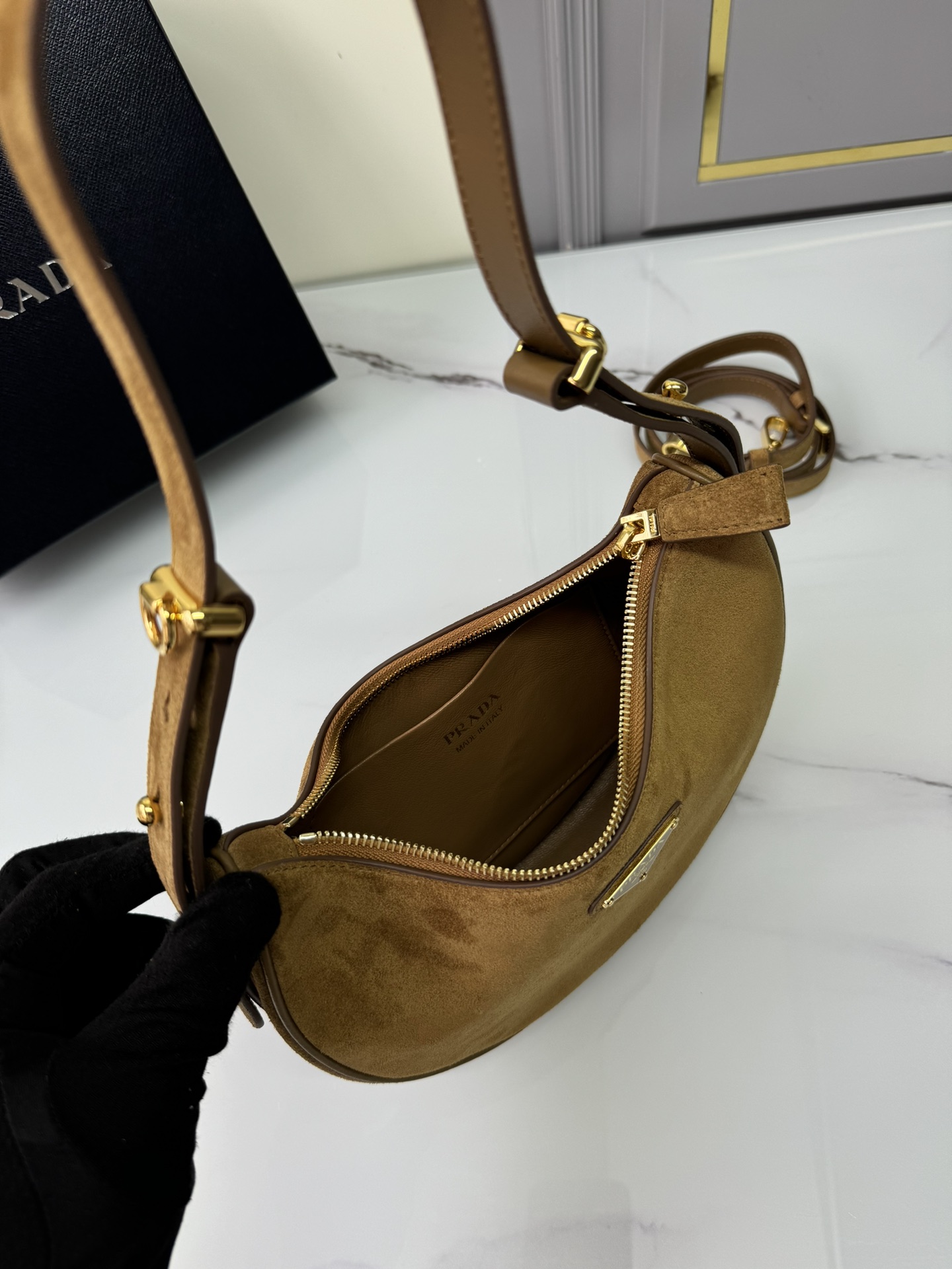 프라다 프라다 알퀘 하프문 스웨이드 호보백 레플리카 6번 이미지 - Bag | 세미샵 레플리카 사이트