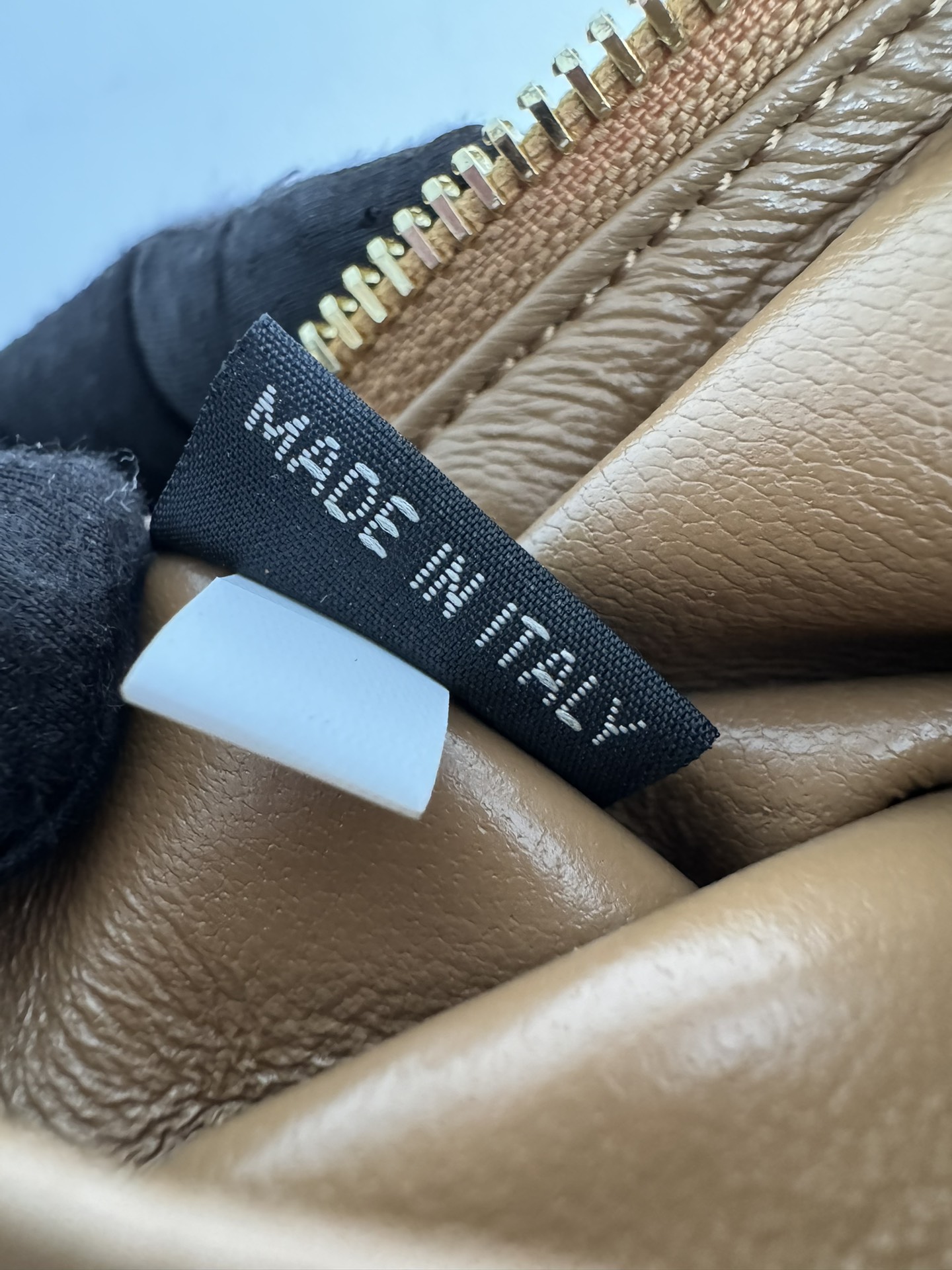 프라다 프라다 알퀘 하프문 스웨이드 호보백 레플리카 8번 이미지 - Bag | 세미샵 레플리카 사이트