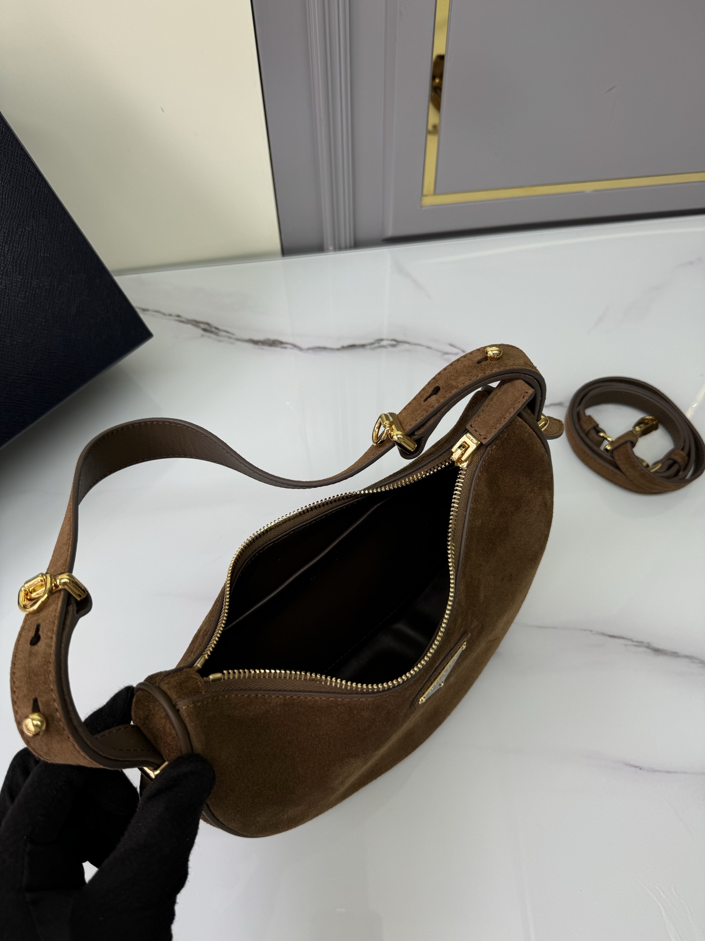 프라다 프라다 알퀘 하프문 스웨이드 호보백 레플리카 7번 이미지 - Bag | 세미샵 레플리카 사이트