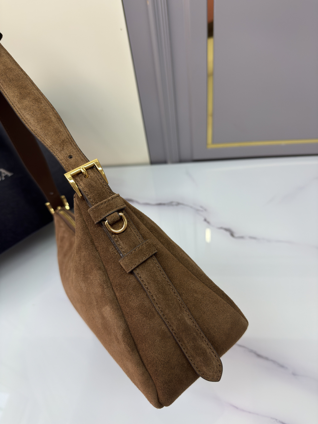 프라다 프라다 에메 미디움 스웨이드 숄더 토트백 레플리카 3번 이미지 - Bag | 세미샵 레플리카 사이트