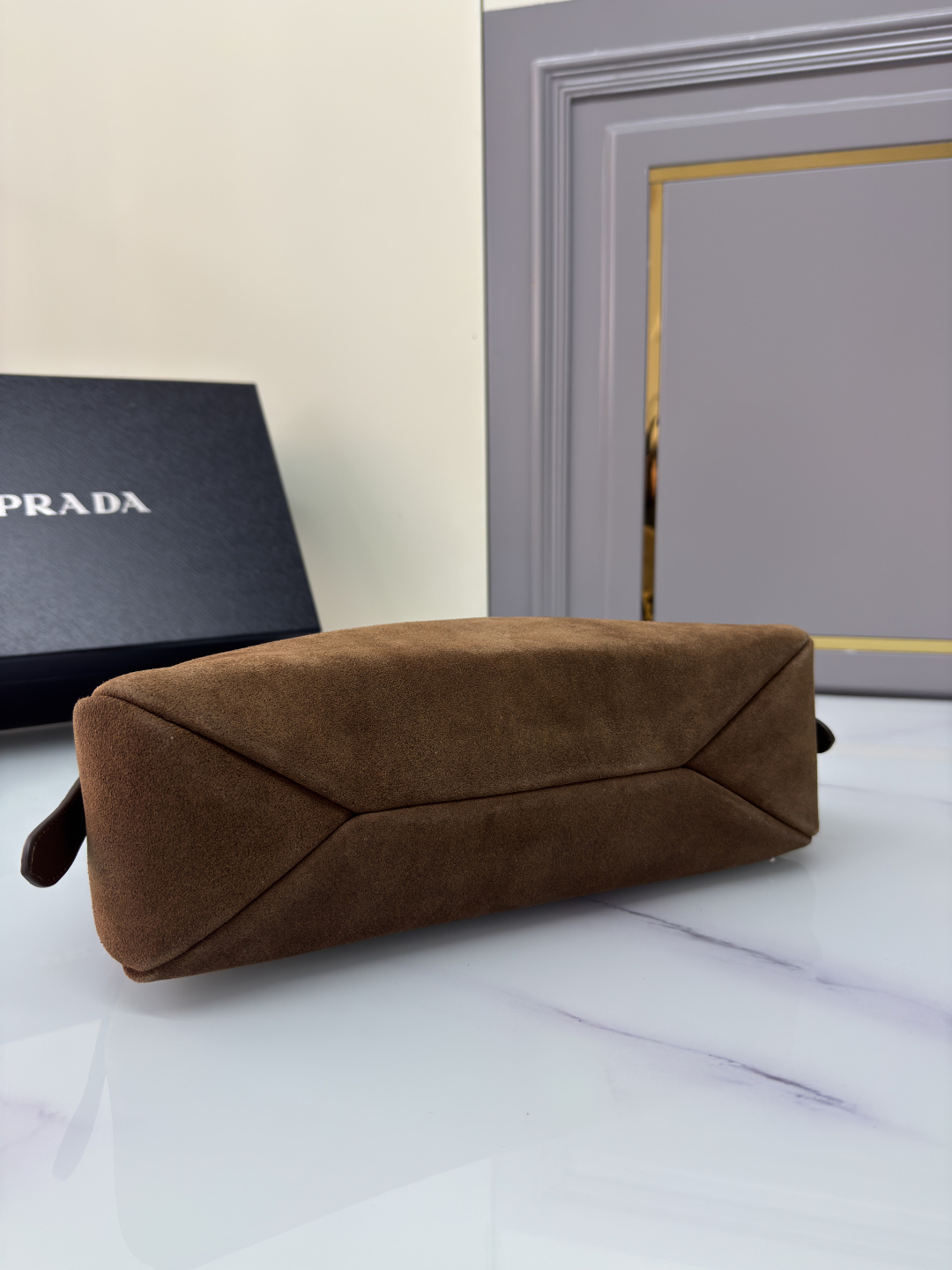 프라다 프라다 에메 미디움 스웨이드 숄더 토트백 레플리카 4번 이미지 - Bag | 세미샵 레플리카 사이트