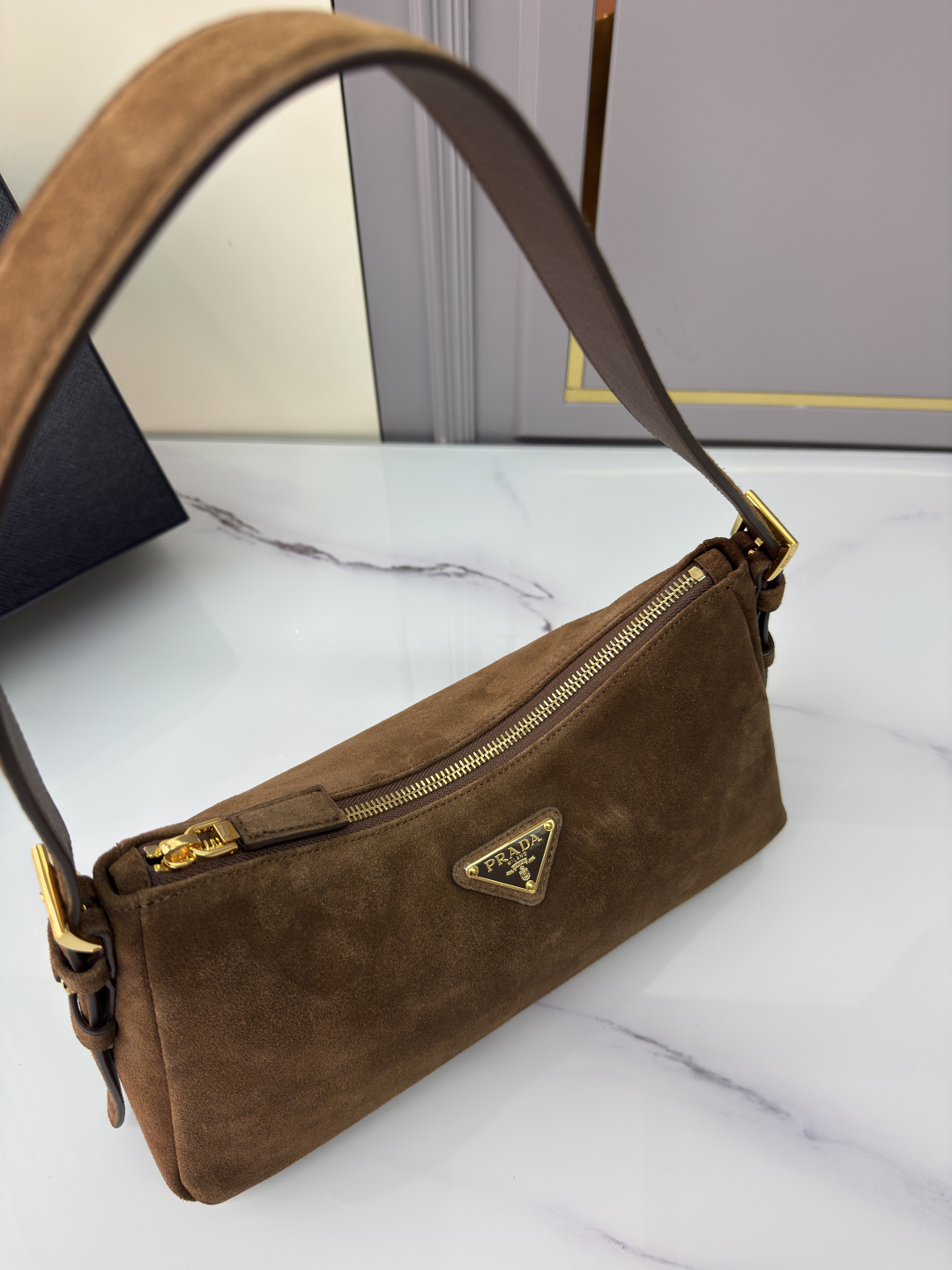 프라다 프라다 에메 미디움 스웨이드 숄더 토트백 레플리카 6번 이미지 - Bag | 세미샵 레플리카 사이트