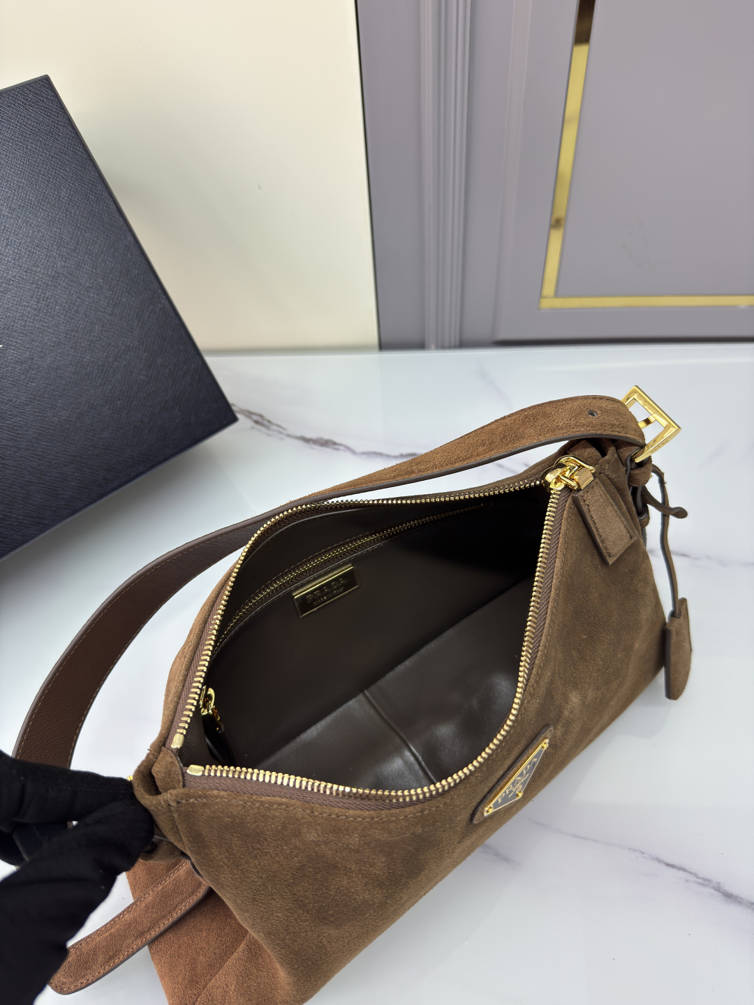 프라다 프라다 에메 미디움 스웨이드 숄더 토트백 레플리카 7번 이미지 - Bag | 세미샵 레플리카 사이트