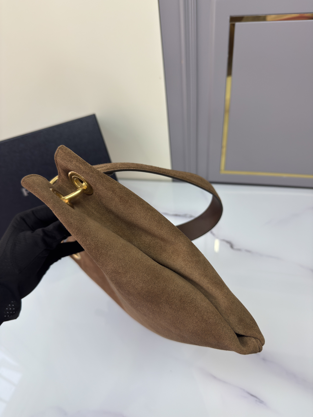 프라다 프라다 에튀드 라지 스웨이드 숄더백 레플리카 3번 이미지 - Bag | 세미샵 레플리카 사이트