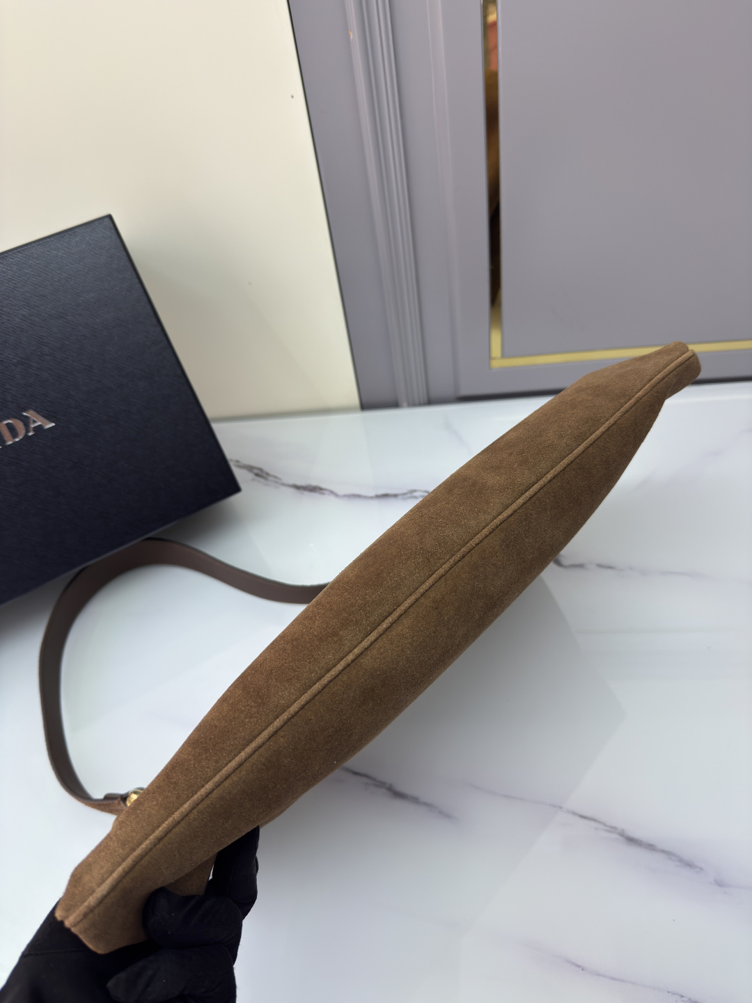 프라다 프라다 에튀드 라지 스웨이드 숄더백 레플리카 4번 이미지 - Bag | 세미샵 레플리카 사이트