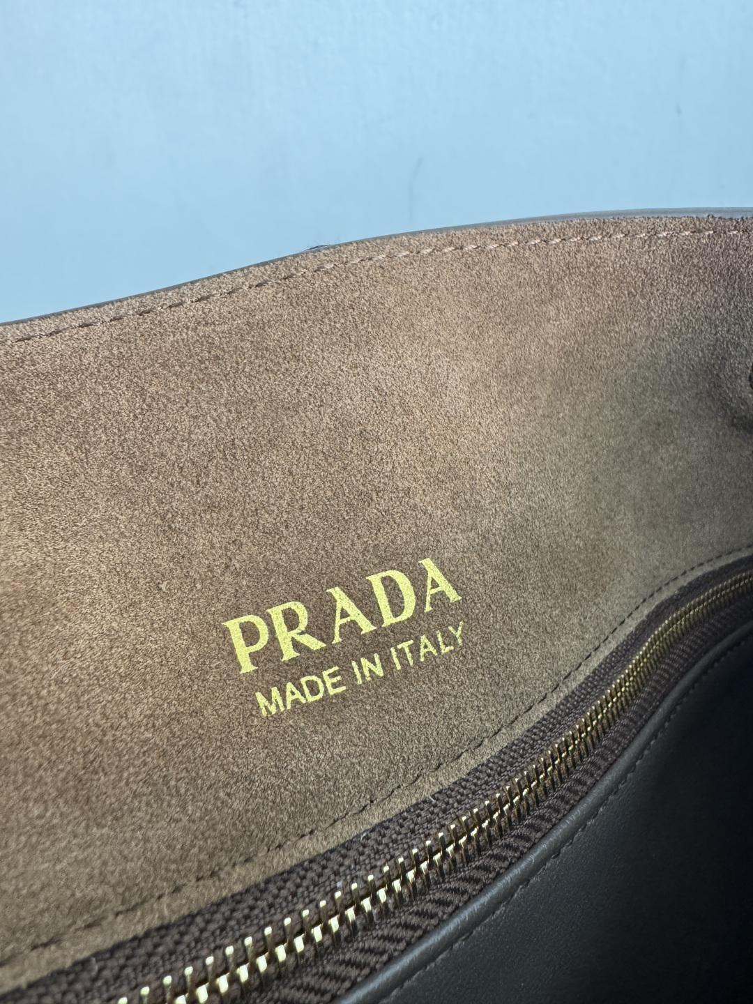 프라다 프라다 에튀드 라지 스웨이드 숄더백 레플리카 7번 이미지 - Bag | 세미샵 레플리카 사이트