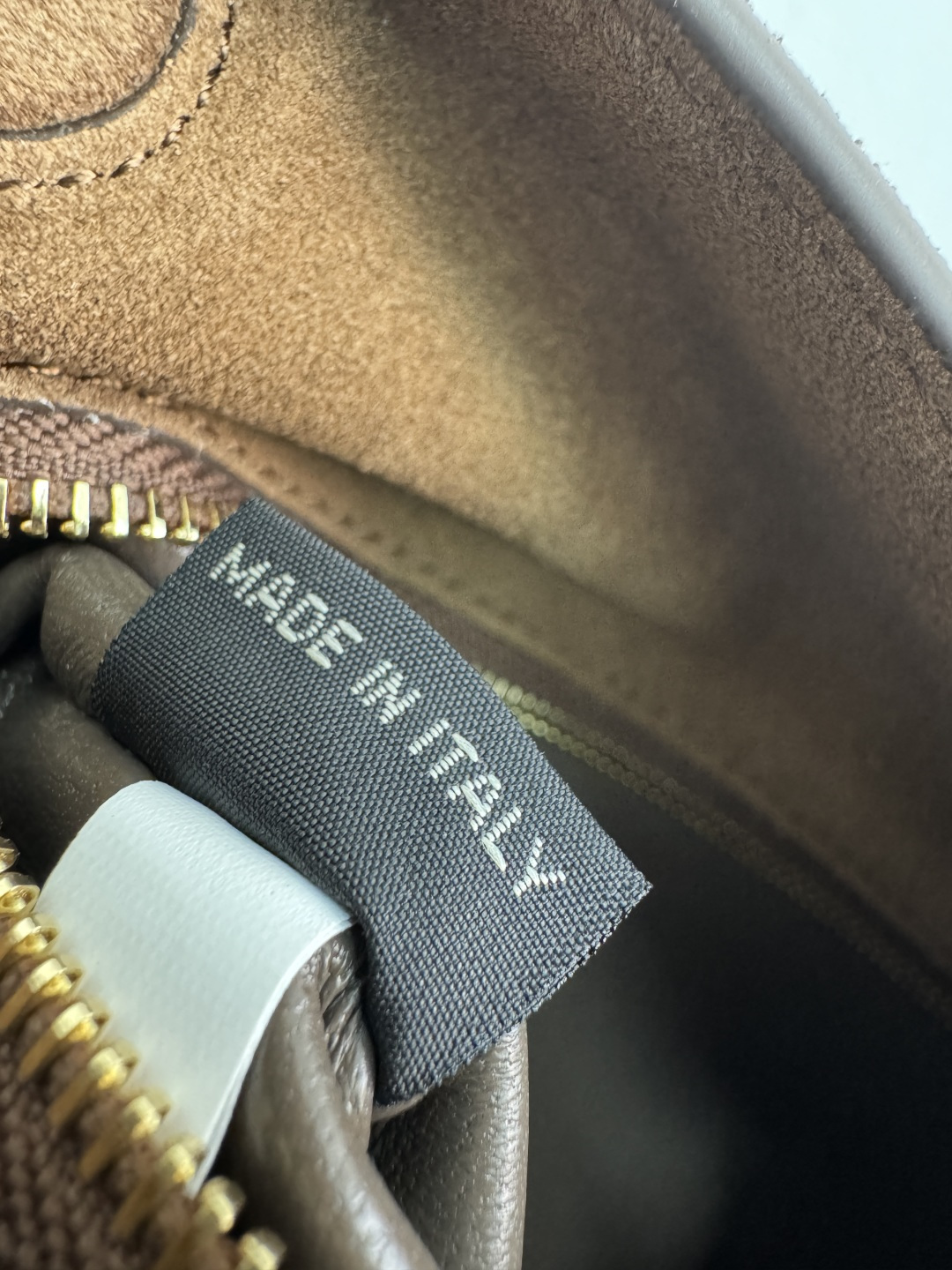 프라다 프라다 에튀드 라지 스웨이드 숄더백 레플리카 8번 이미지 - Bag | 세미샵 레플리카 사이트