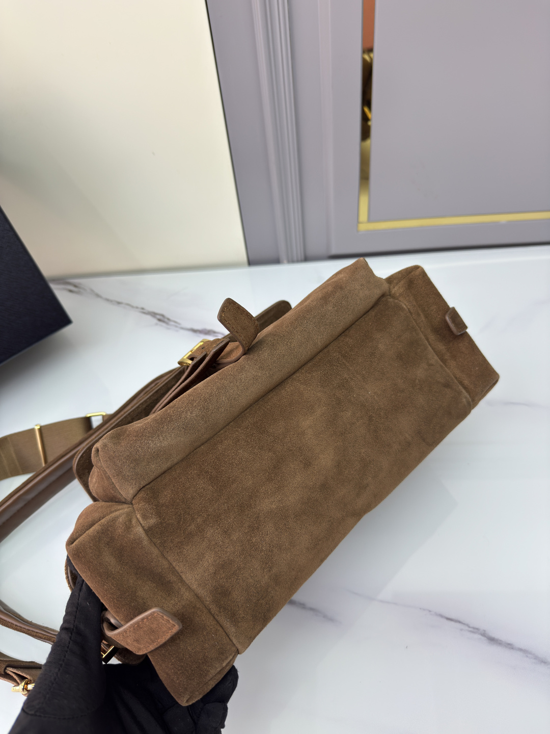 프라다 프라다 익스플로어 미디움 스웨이드 숄더백 레플리카 4번 이미지 - Bag | 세미샵 레플리카 사이트