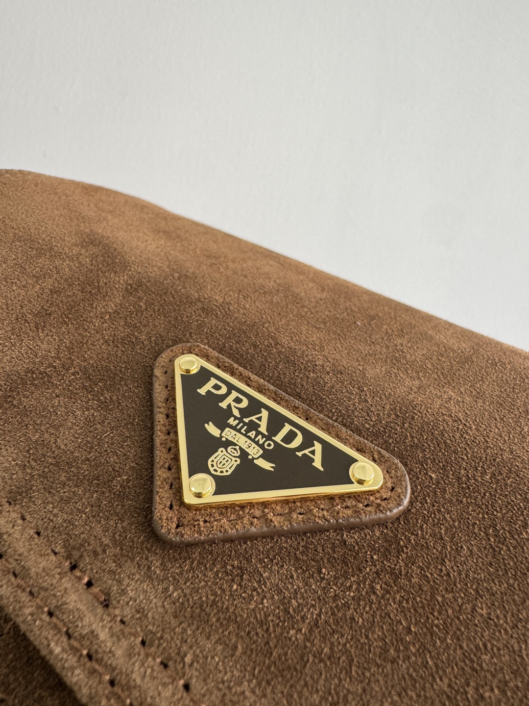 프라다 프라다 익스플로어 미디움 스웨이드 숄더백 레플리카 5번 이미지 - Bag | 세미샵 레플리카 사이트