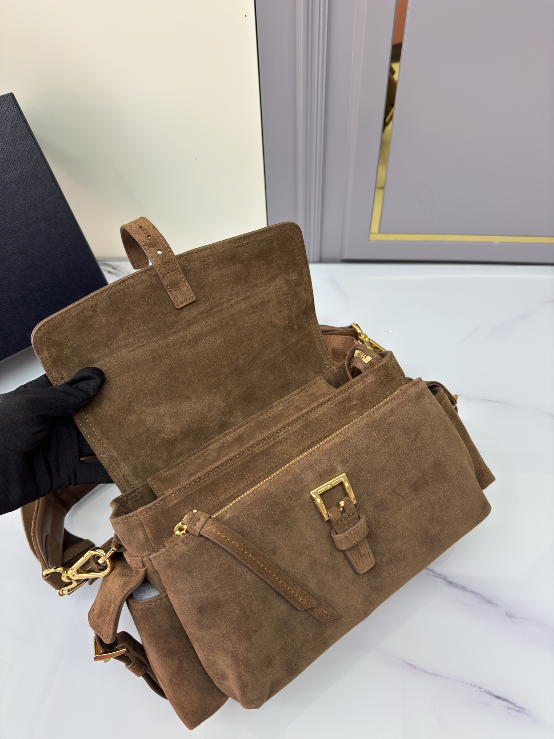 프라다 프라다 익스플로어 미디움 스웨이드 숄더백 레플리카 6번 이미지 - Bag | 세미샵 레플리카 사이트