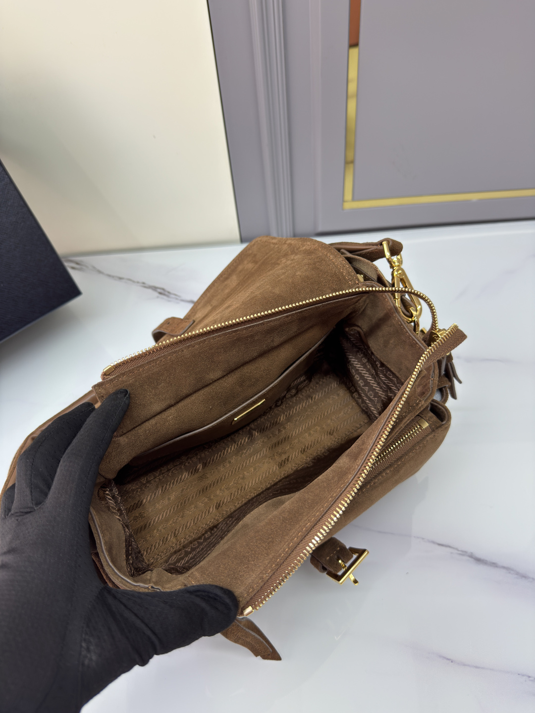 프라다 프라다 익스플로어 미디움 스웨이드 숄더백 레플리카 7번 이미지 - Bag | 세미샵 레플리카 사이트