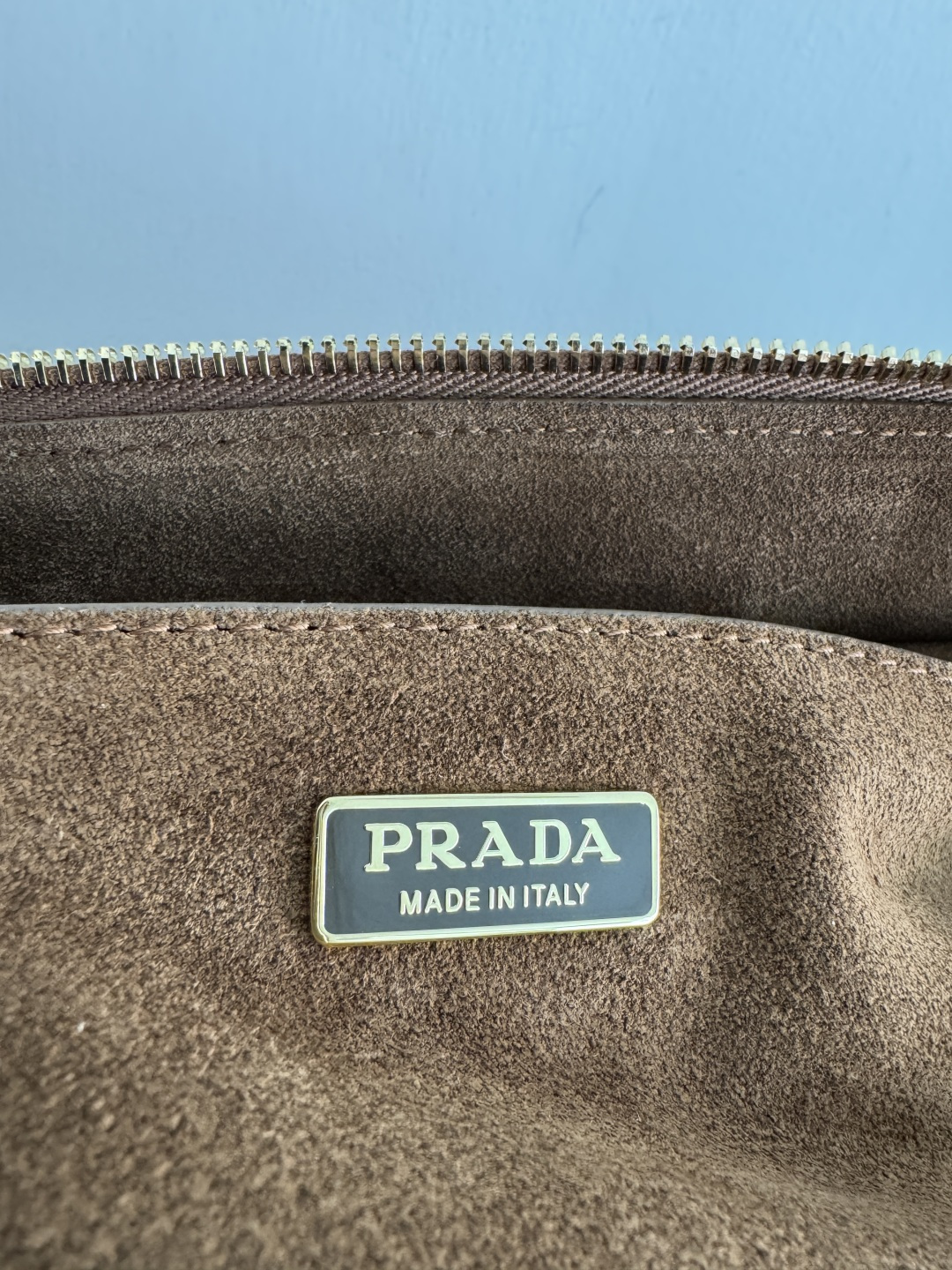프라다 프라다 익스플로어 미디움 스웨이드 숄더백 레플리카 8번 이미지 - Bag | 세미샵 레플리카 사이트