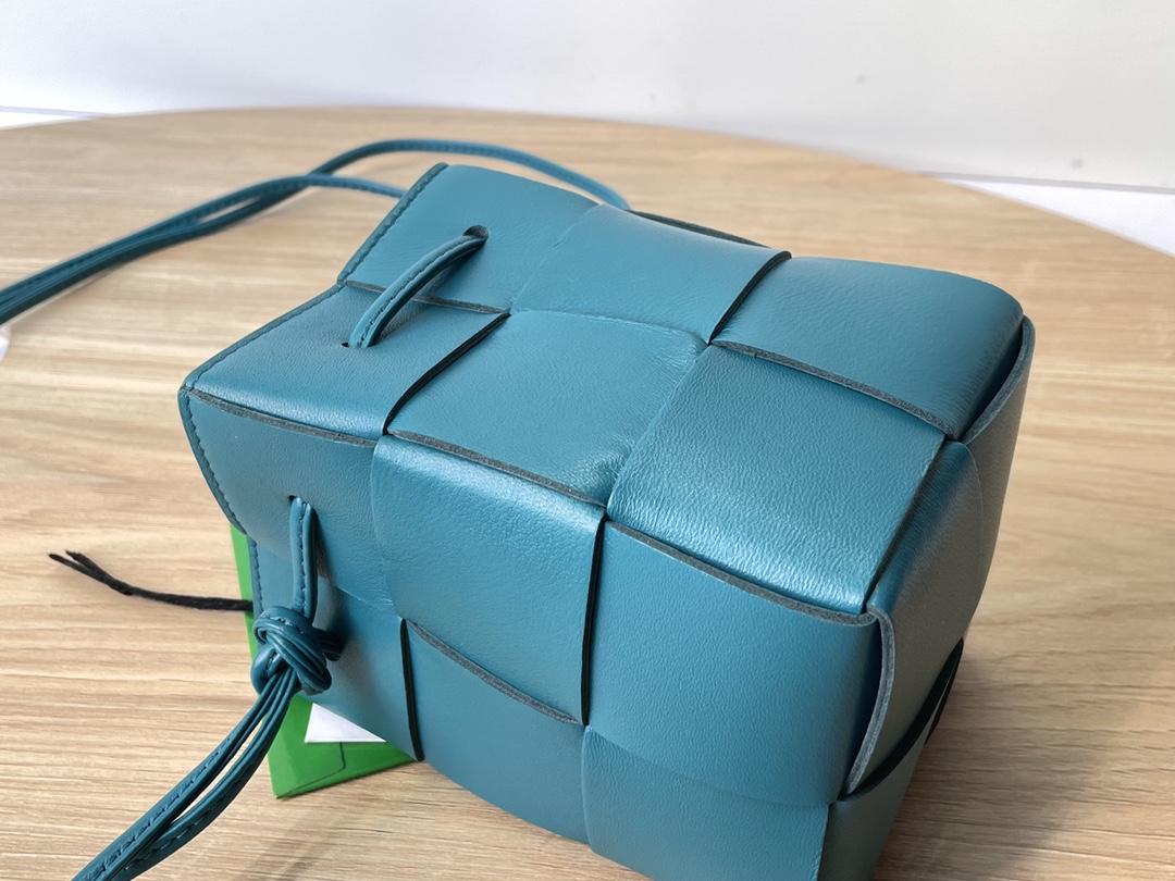 Bottega Veneta Bottega Veneta Cassette Crossbody Bucket 레플리카 3번 이미지 - Bag | 세미샵 레플리카 사이트