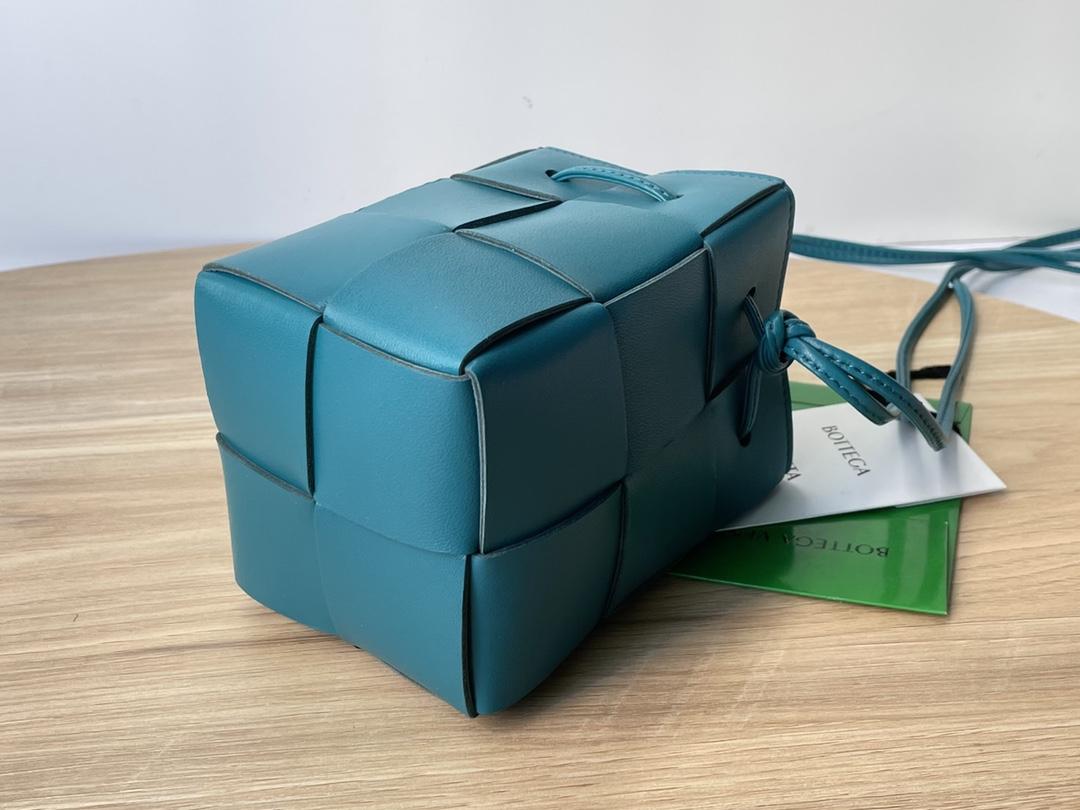 Bottega Veneta Bottega Veneta Cassette Crossbody Bucket 레플리카 4번 이미지 - Bag | 세미샵 레플리카 사이트