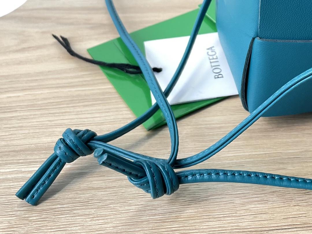 Bottega Veneta Bottega Veneta Cassette Crossbody Bucket 레플리카 6번 이미지 - Bag | 세미샵 레플리카 사이트