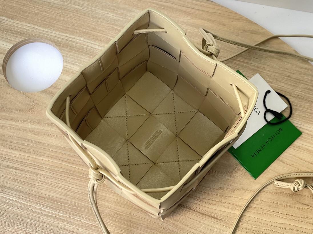 Bottega Veneta Bottega Veneta Cassette Crossbody Bucket 레플리카 36번 이미지 - Bag | 세미샵 레플리카 사이트