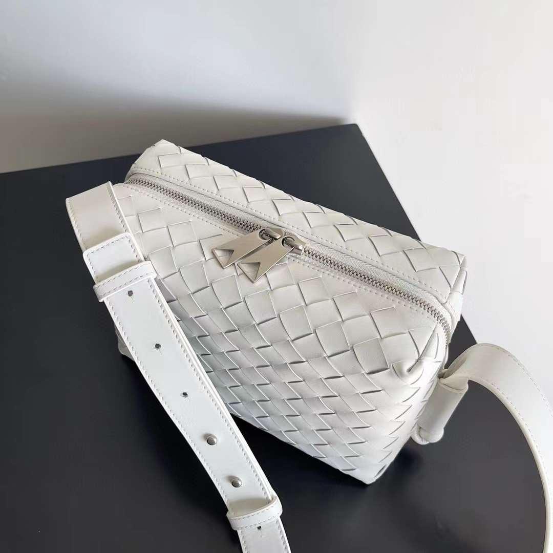 Bottega Veneta Intrecciato Loop Camera - 상세 이미지