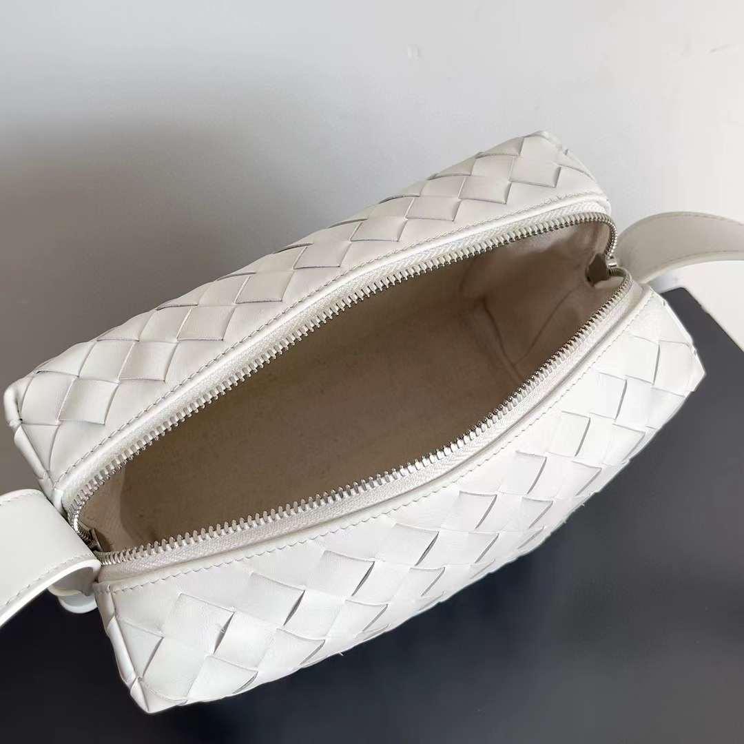 Bottega Veneta Intrecciato Loop Camera - 상세 이미지