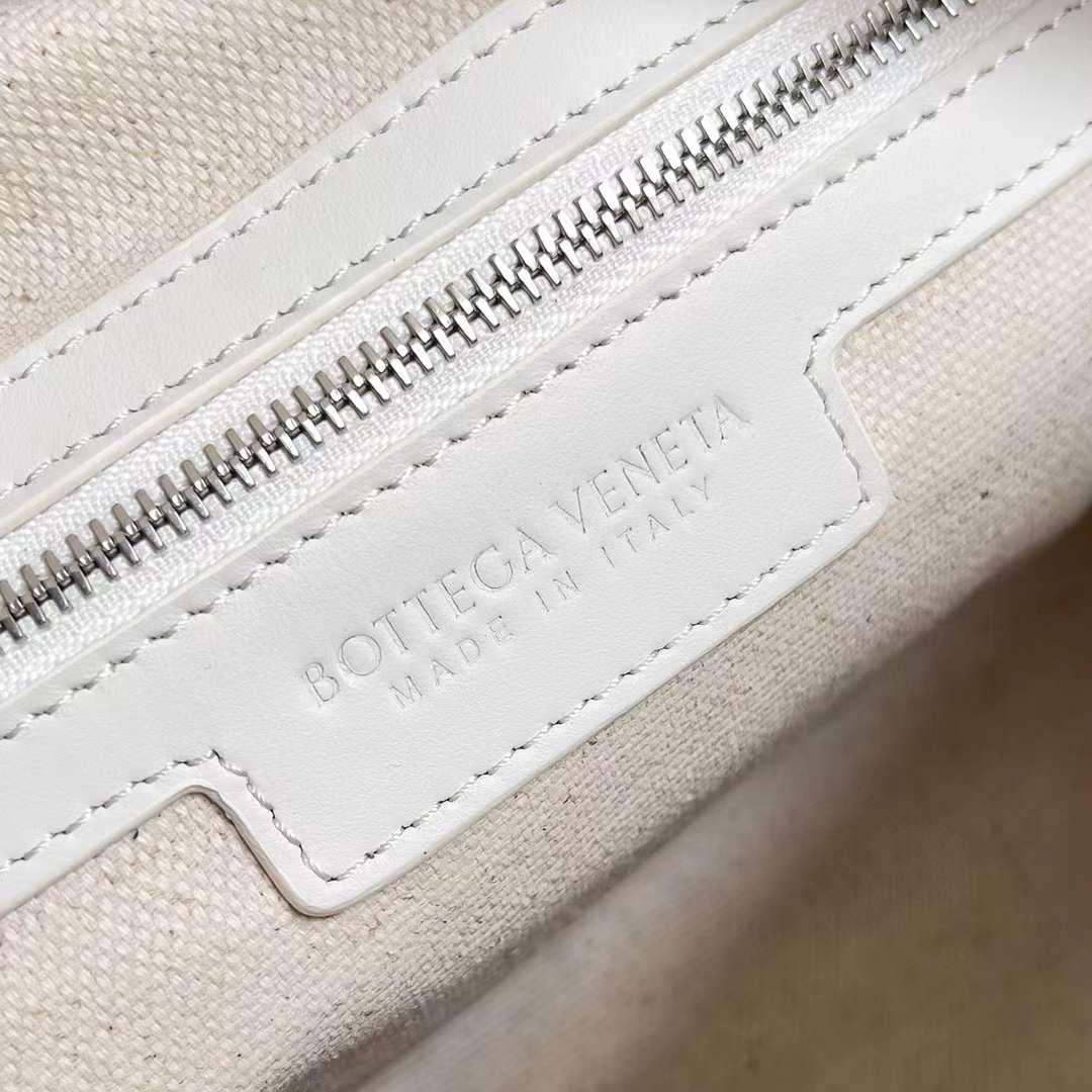 Bottega Veneta Intrecciato Loop Camera - 상세 이미지