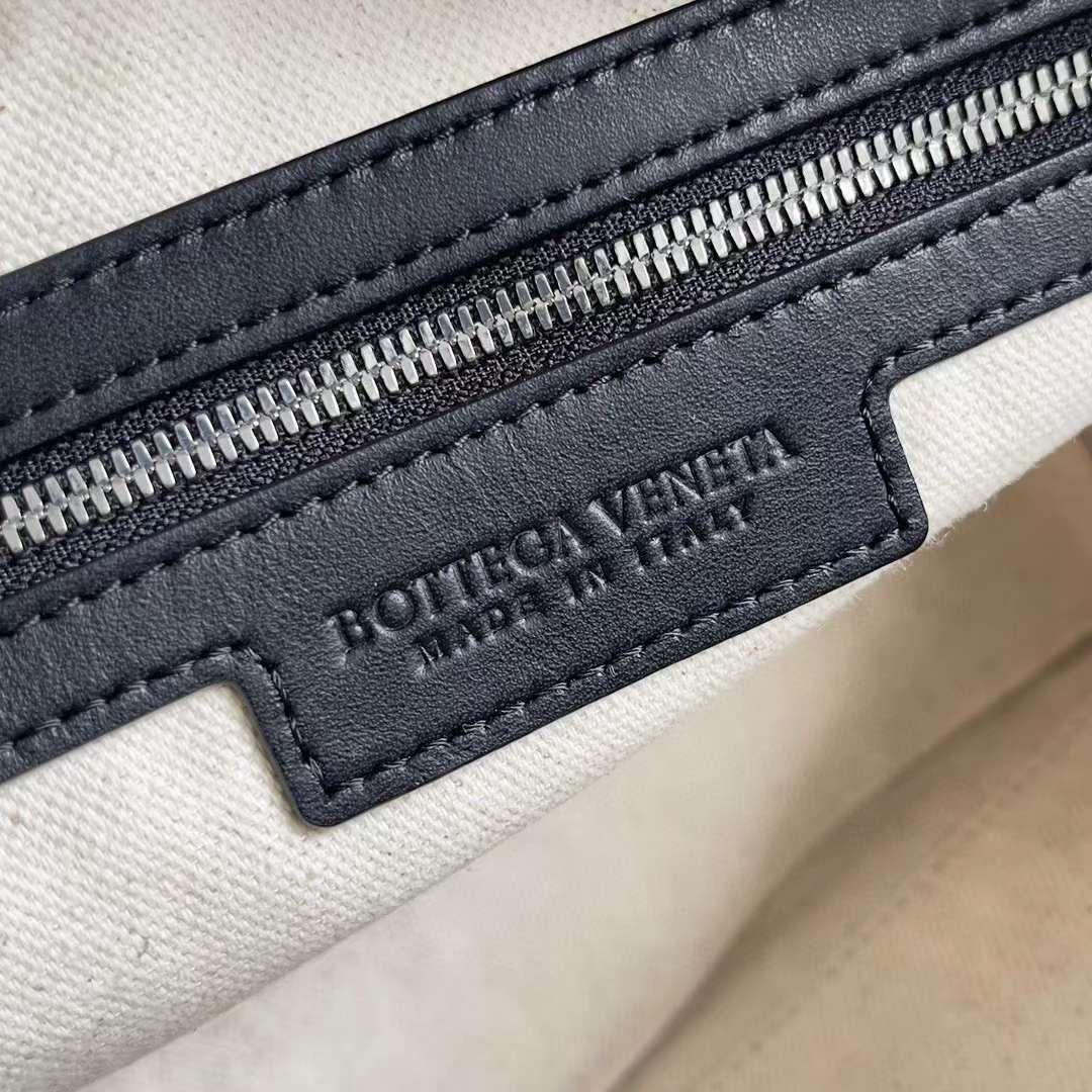 Bottega Veneta Intrecciato Loop Camera - 상세 이미지