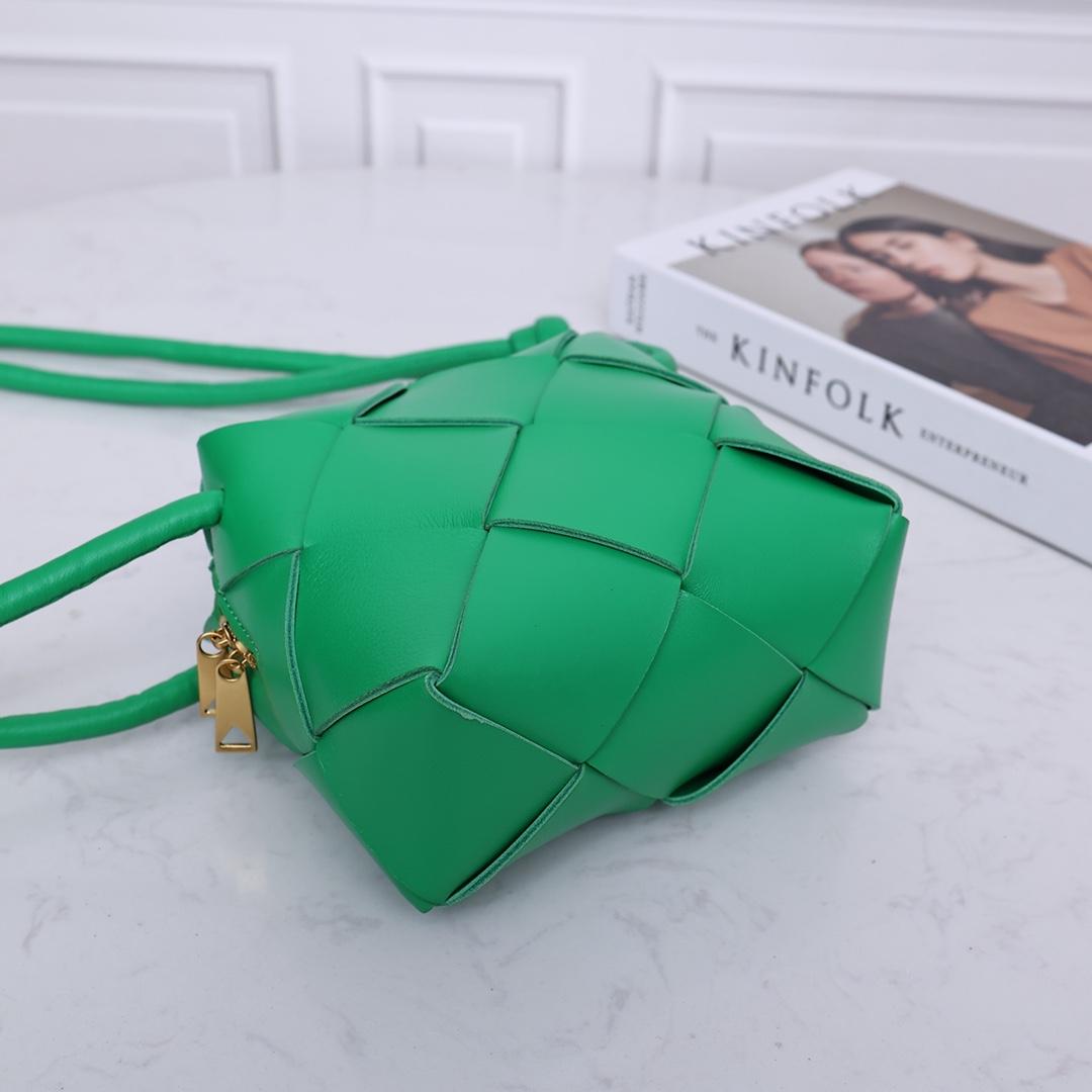 Bottega Veneta Bottega Veneta Mini Cassette Camera Bag 레플리카 3번 이미지 - Bag | 세미샵 레플리카 사이트