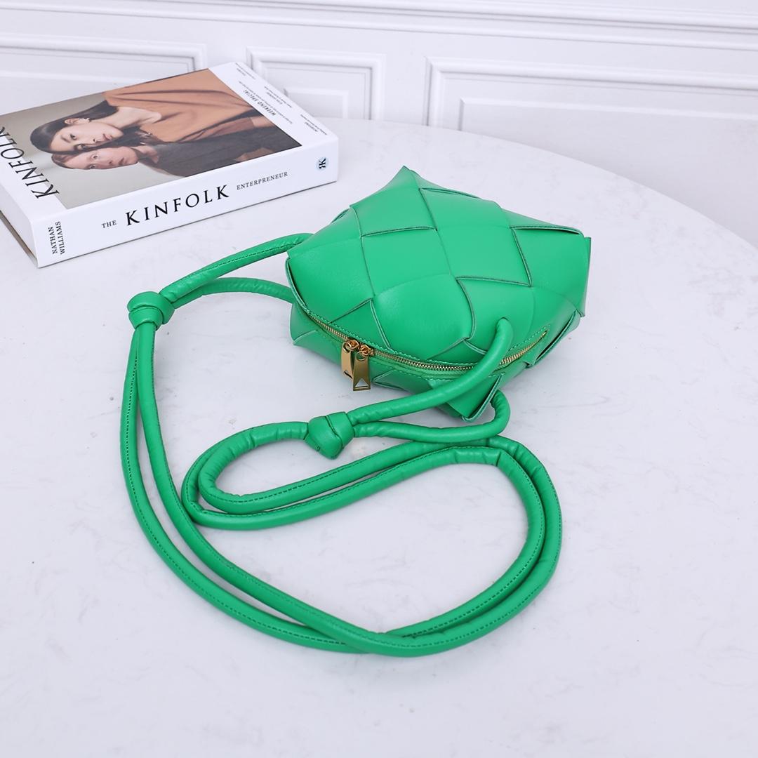 Bottega Veneta Bottega Veneta Mini Cassette Camera Bag 레플리카 4번 이미지 - Bag | 세미샵 레플리카 사이트