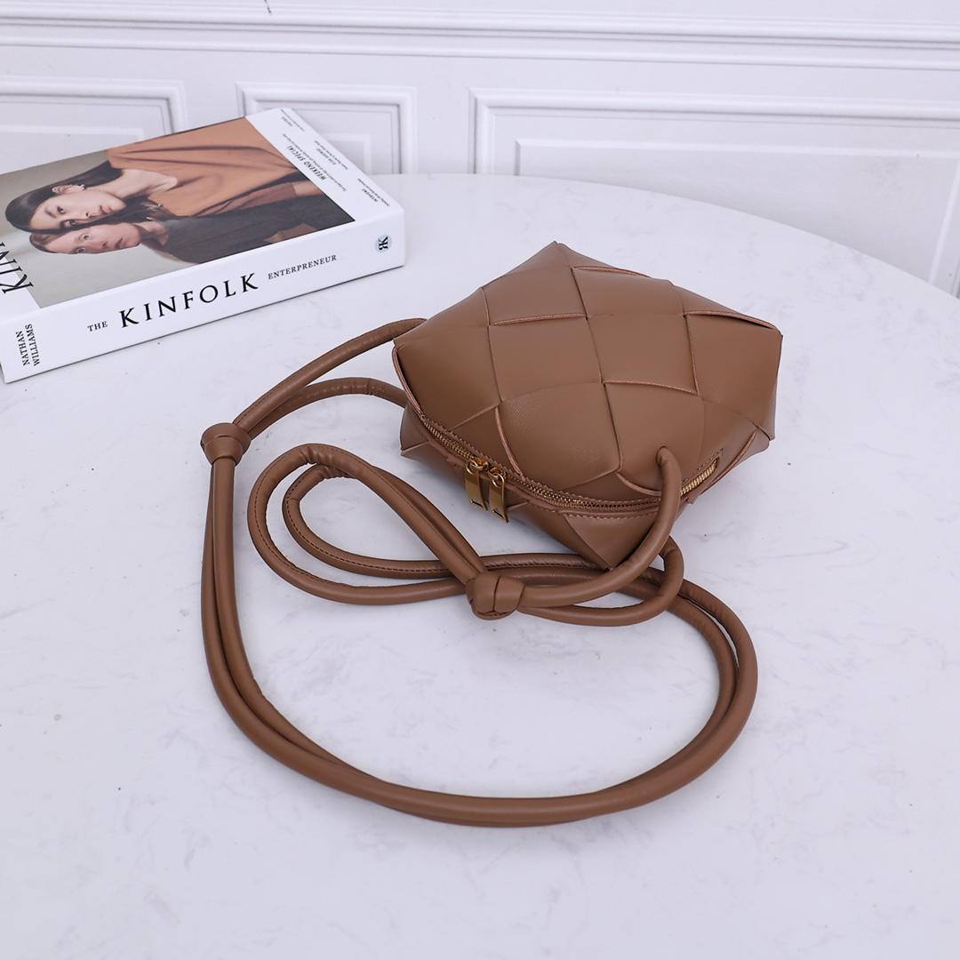 Bottega Veneta Bottega Veneta Mini Cassette Camera Bag 레플리카 52번 이미지 - Bag | 세미샵 레플리카 사이트