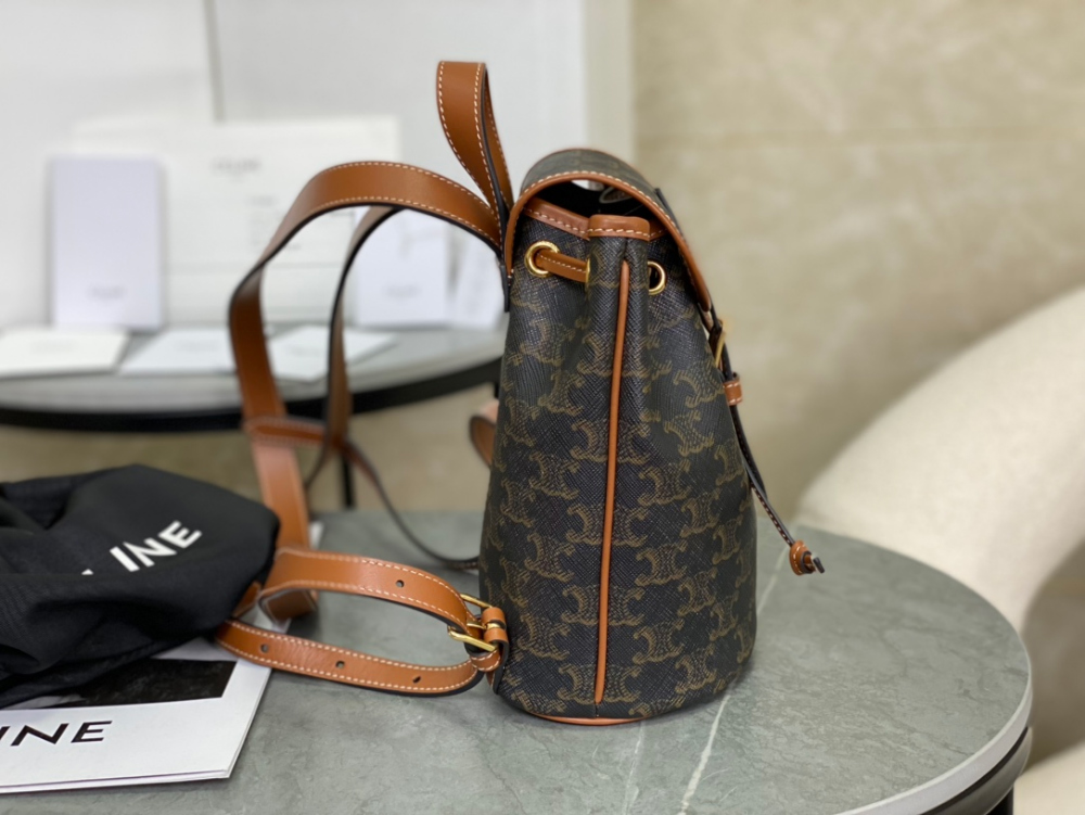 C E L I N E Celine Backpack Folco in Triomphe Canvas and Calfskin 레플리카 3번 이미지 - Bag | 세미샵 레플리카 사이트