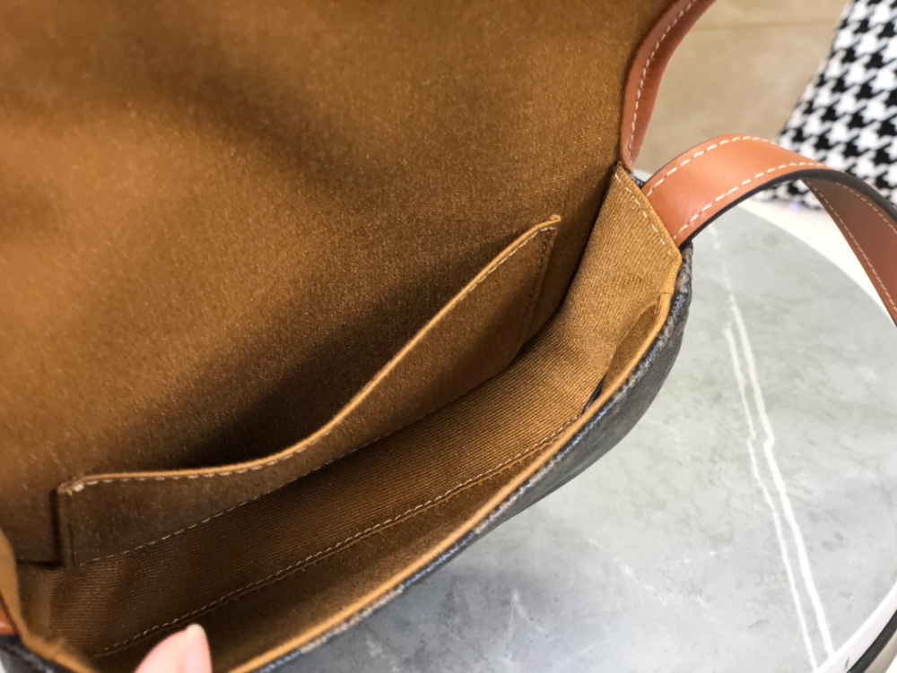 C E L I N E Celine Mini Besace Triomphe Canvas and Calfskin 레플리카 8번 이미지 - Bag | 세미샵 레플리카 사이트